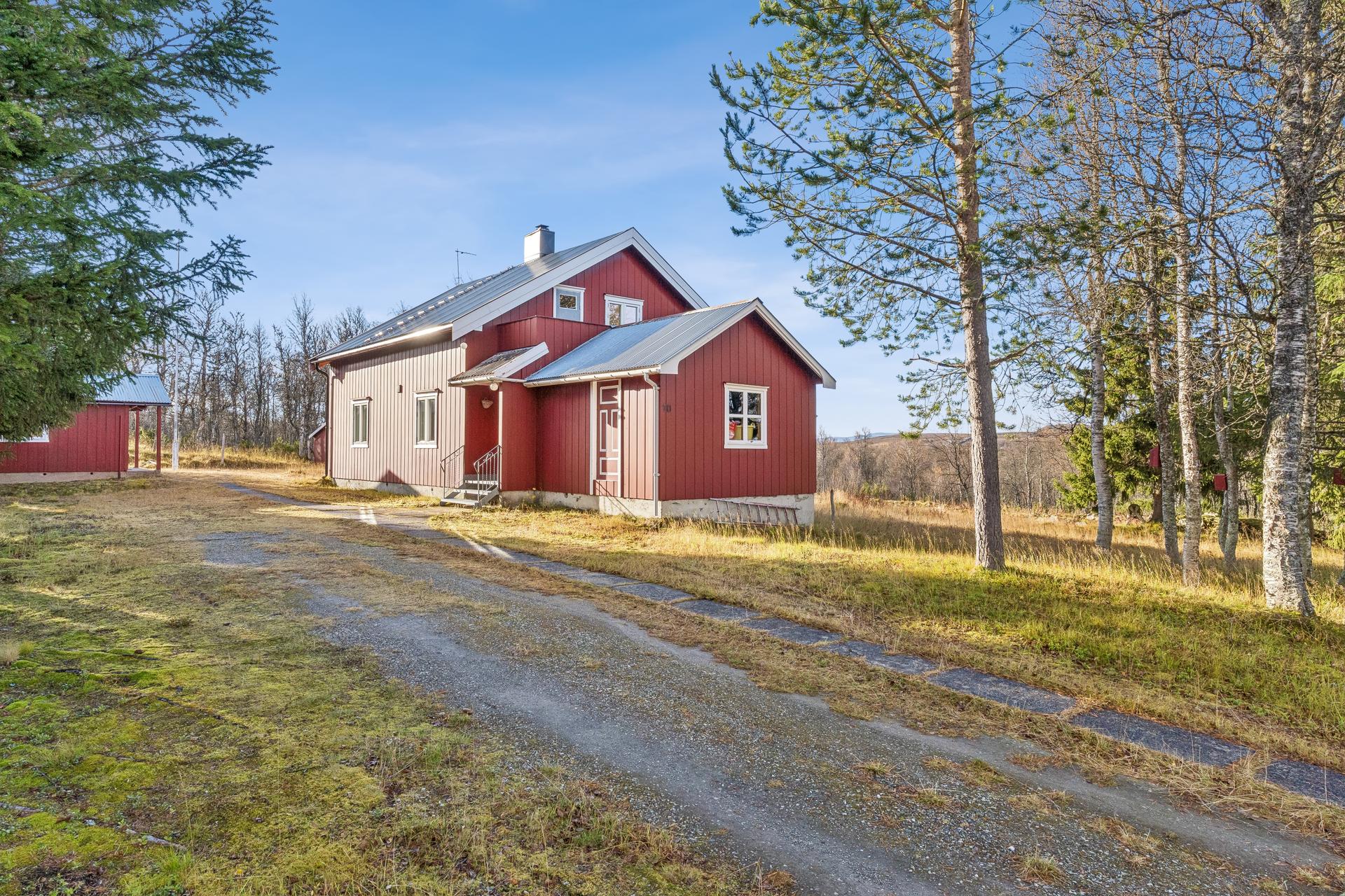 Flott eiendom bestående av bolighus, uthus og sommerstue.. Bilde nummer 2 av 3