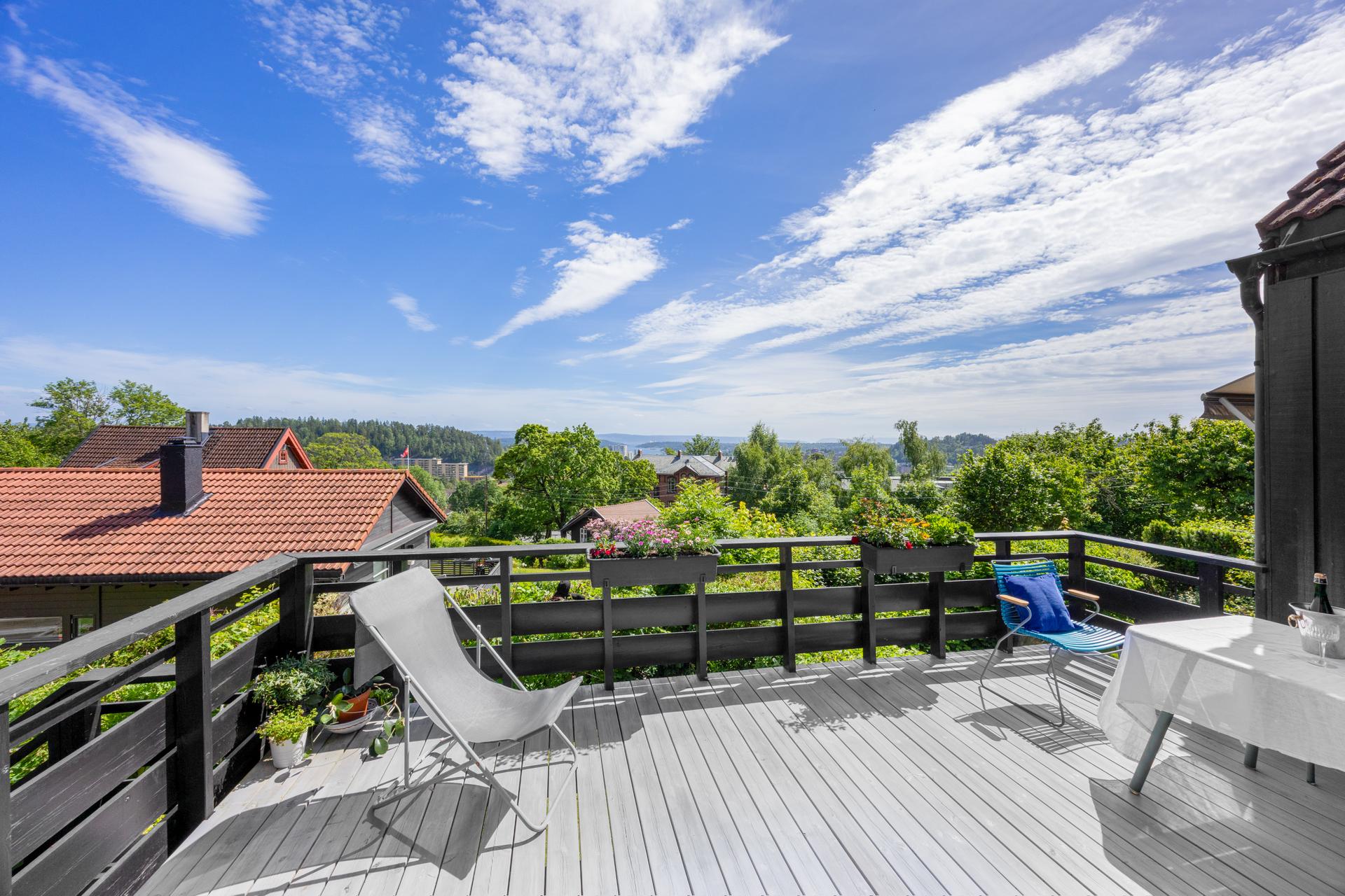 Nydelig utsikt fra stor terrasse. Bilde nummer 1 av 3