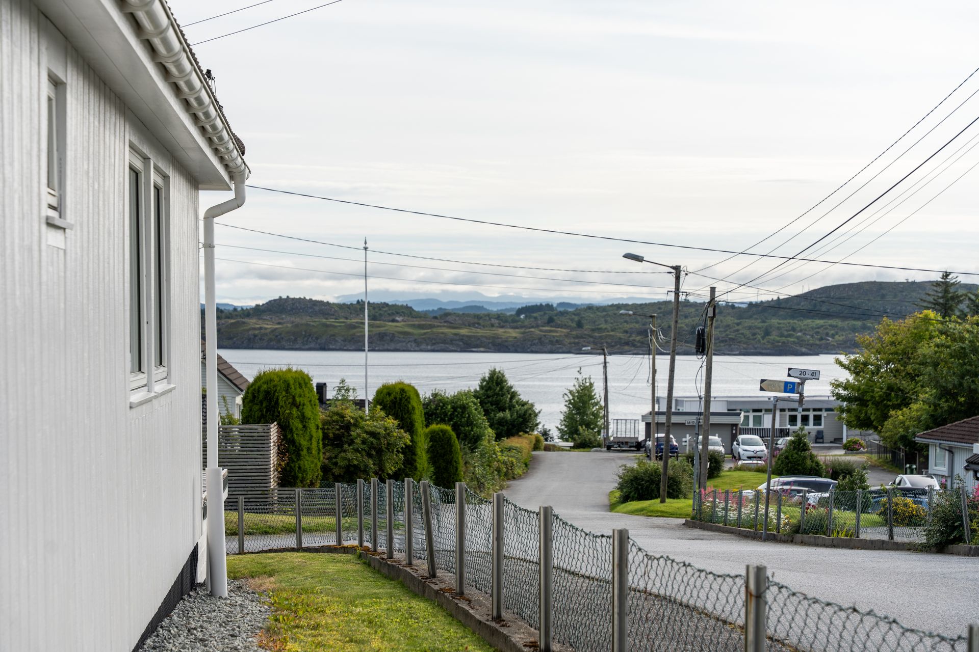 Ligger i et etablert boligområde med sjøen synlig ned mot Russevika i enden av gaten. . Bilde nummer 3 av 3