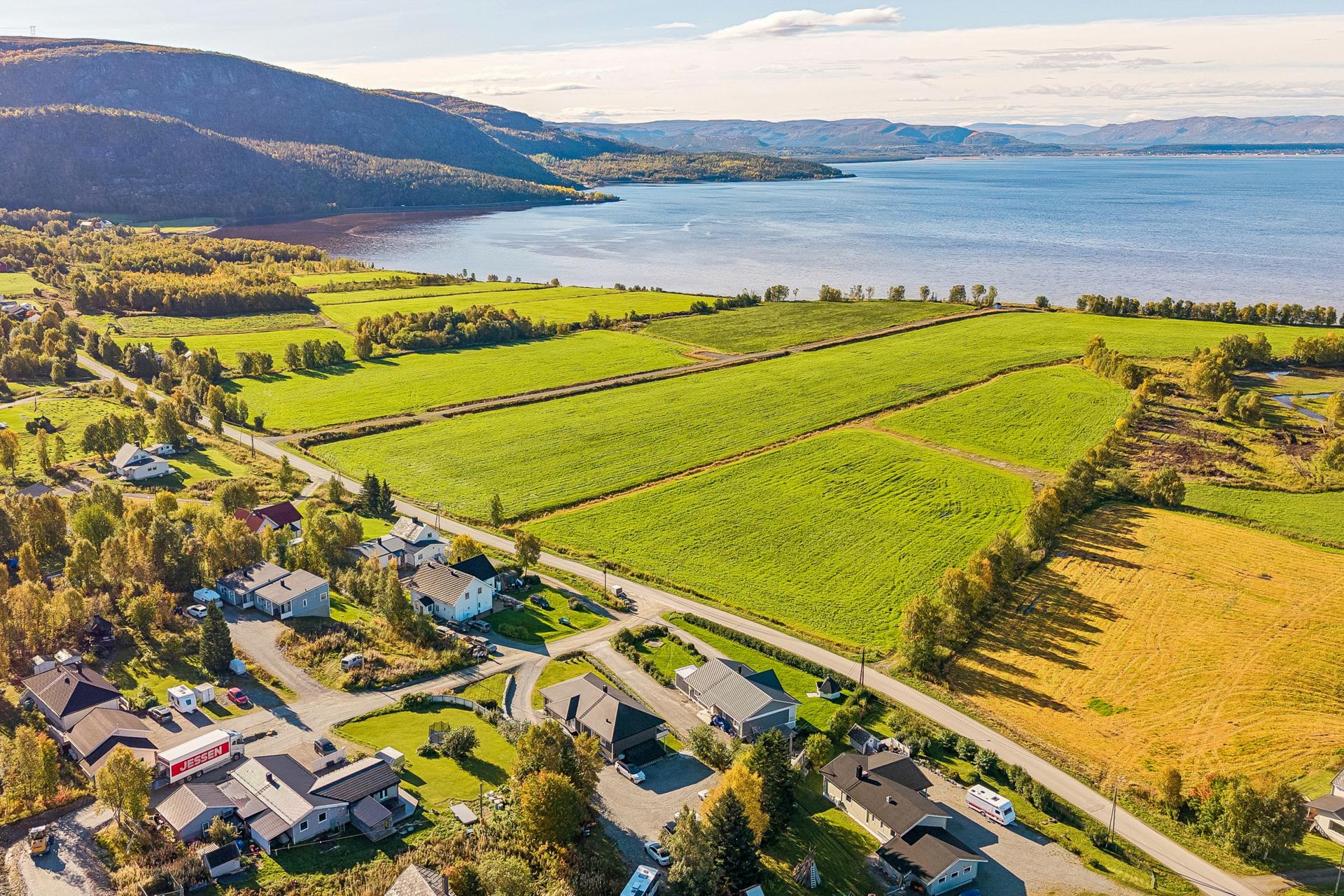 Eiendommen ligger fint til i Rafsbotn med kort vei til fjorden og flotte turområder.. Bilde nummer 3 av 3