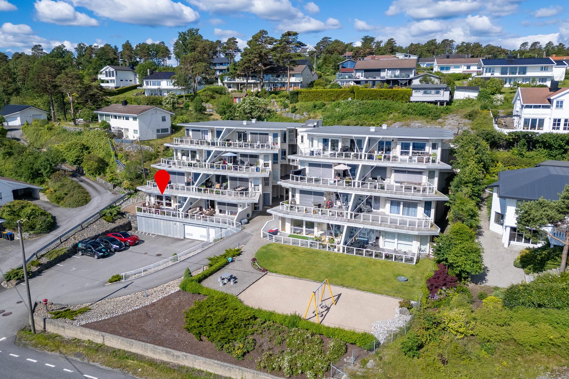 Hovedfasaden og adkomsten inn til eiendommen.. Bilde nummer 2 av 3