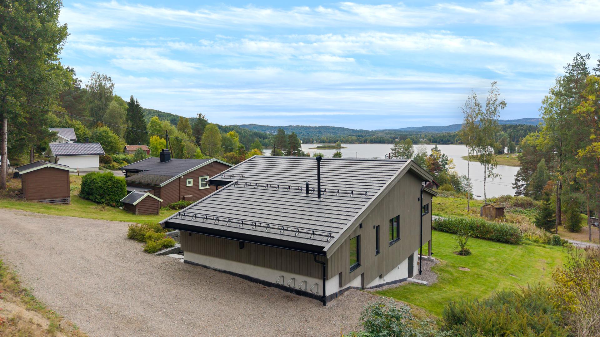 Ettplans fritidsbolig med usjenert beliggenhet, hems og vidstrakt utsikt mot Vikevannet.. Bilde nummer 2 av 3