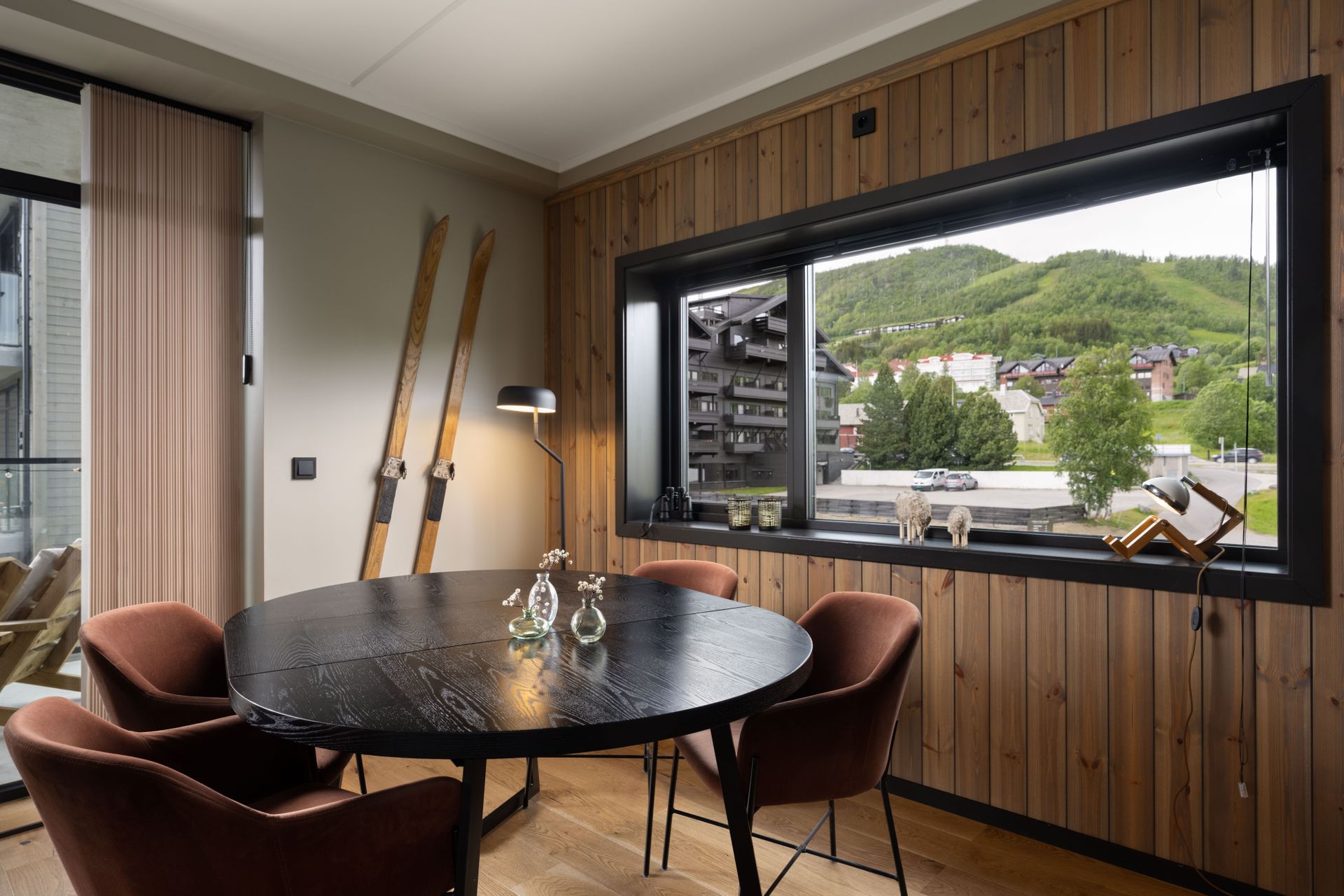 Stuen har god plass til spisebord og en takhøyde på 2,63 meter.. Bilde nummer 2 av 3