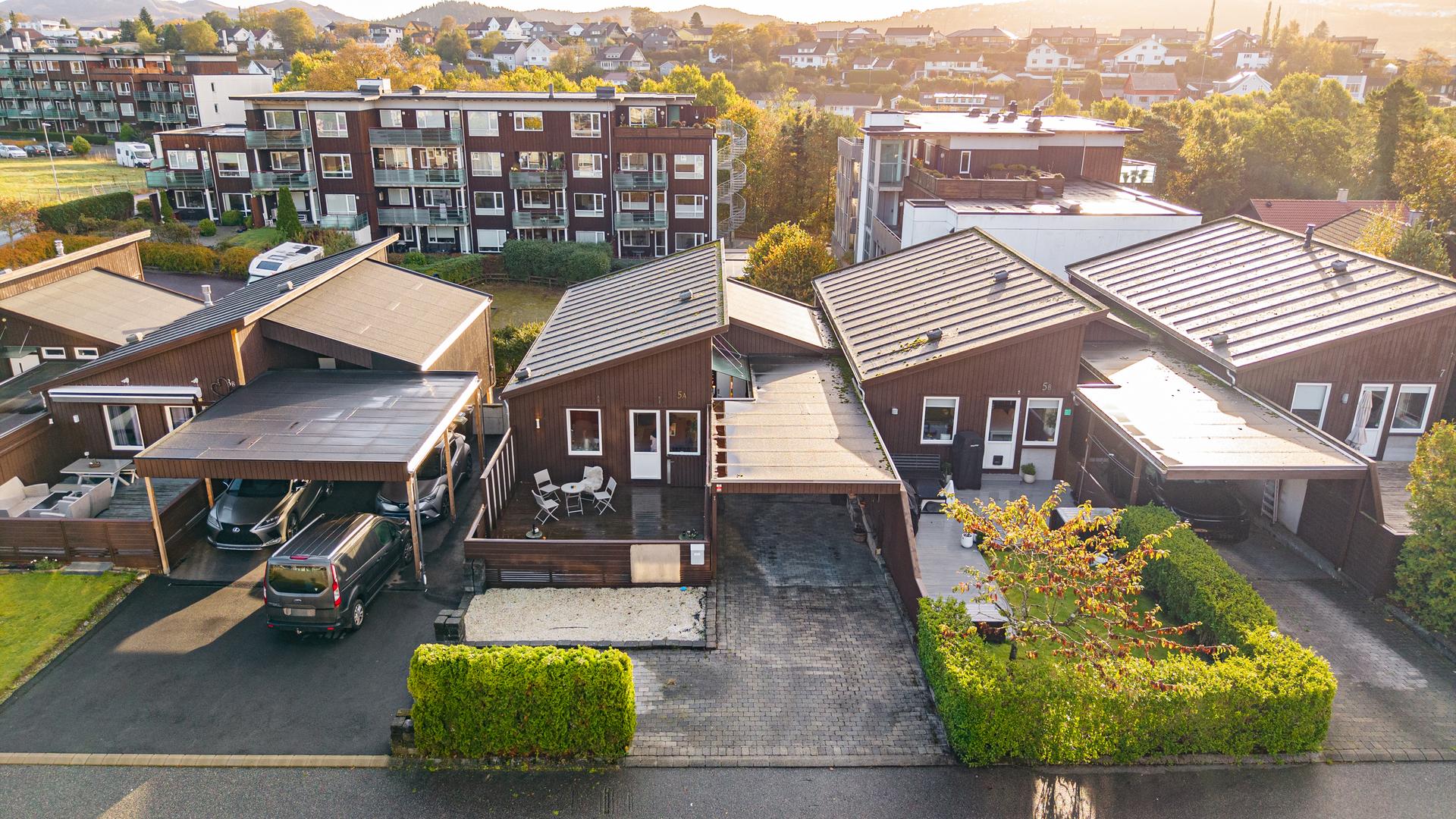 Innholdsrikt enebolig i kjede over to plan med tilhørende carport og to separate uteplasser.. Bilde nummer 2 av 3