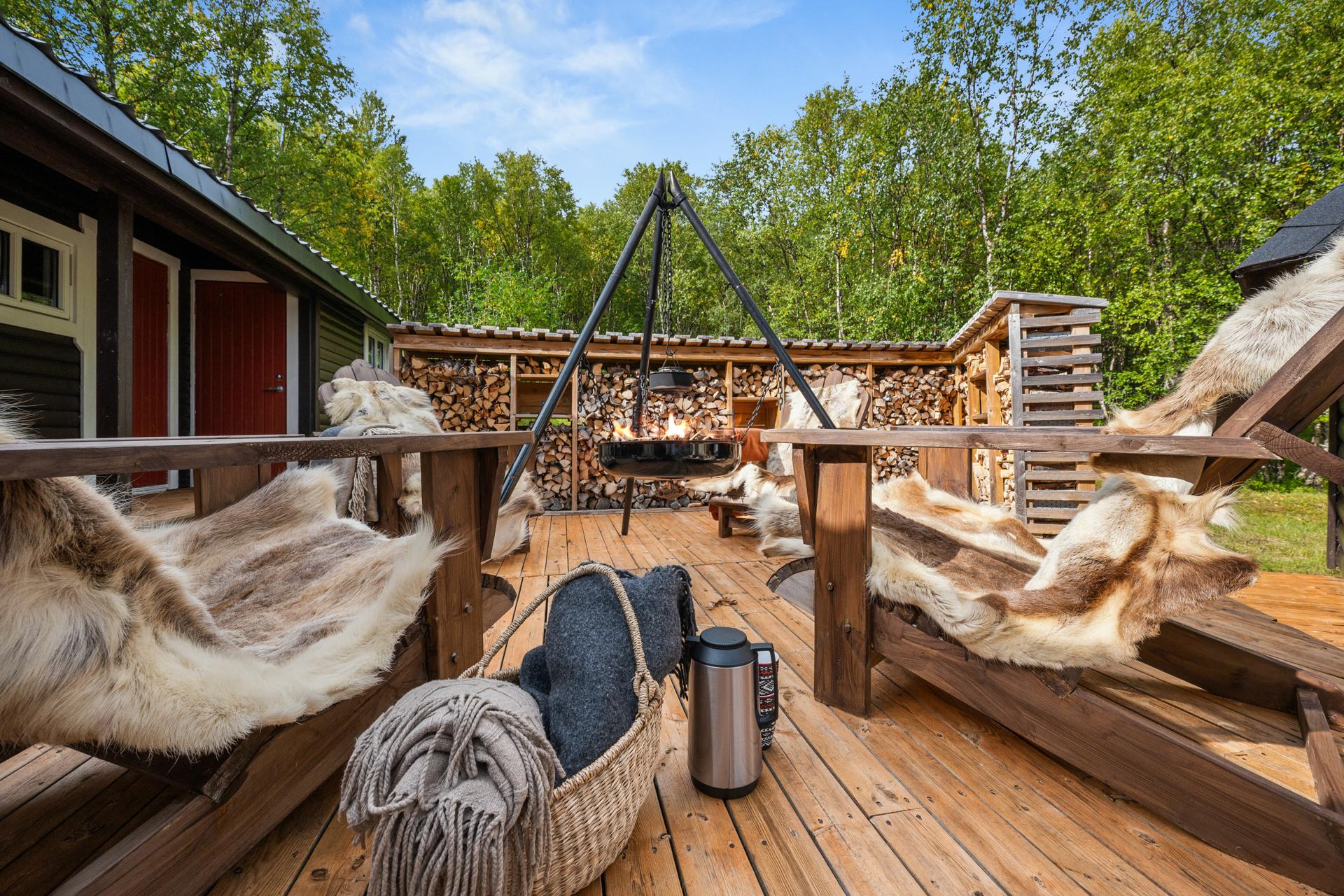 Fritidseiendom med hytte, grillhytte og utebod.. Bilde nummer 2 av 3