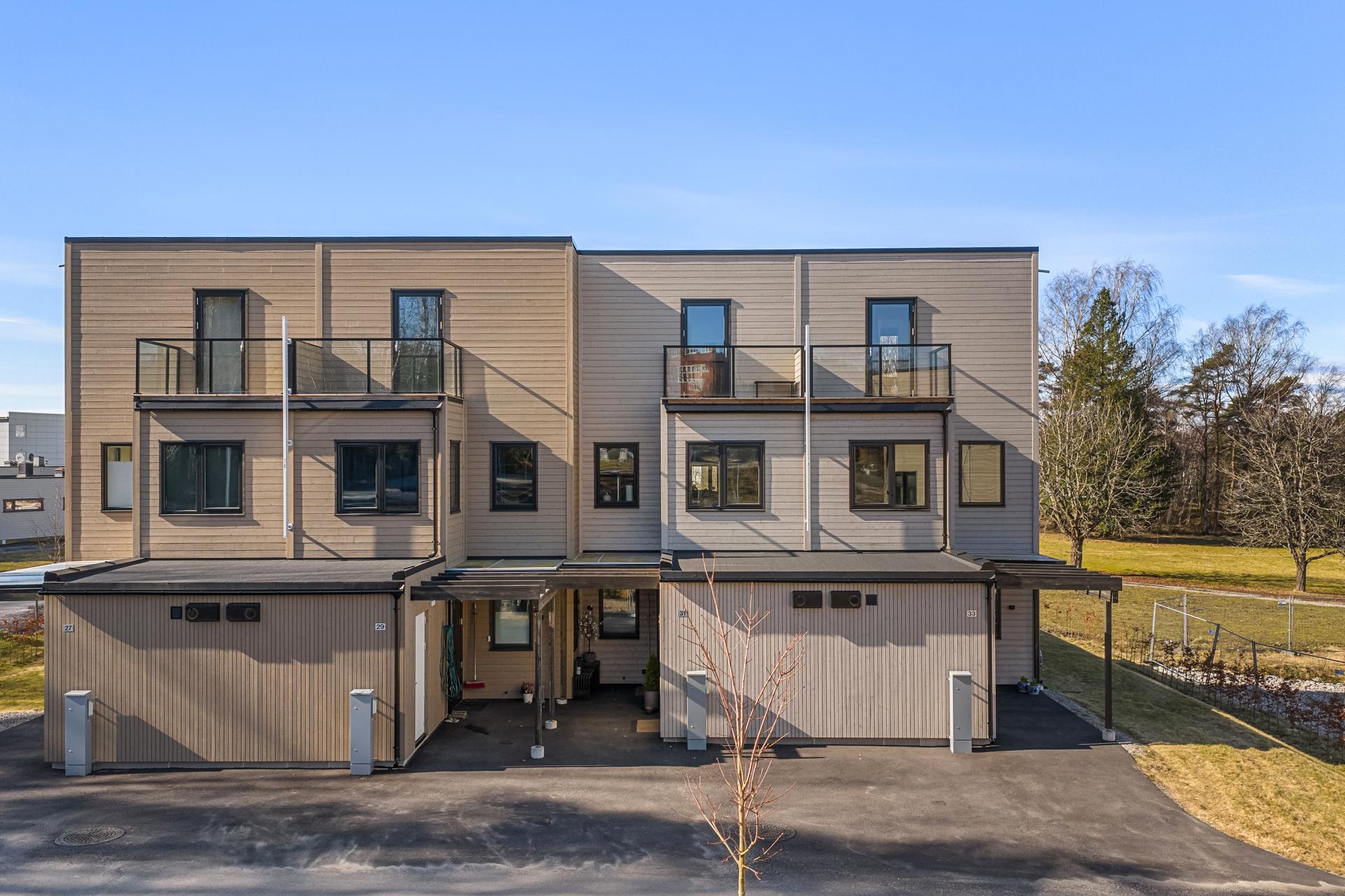 Her får du en lettstelt hverdag med egen carport i rekke med elbillader, og en praktisk utvendig bod ved inngangspartiet.. Bilde nummer 3 av 3
