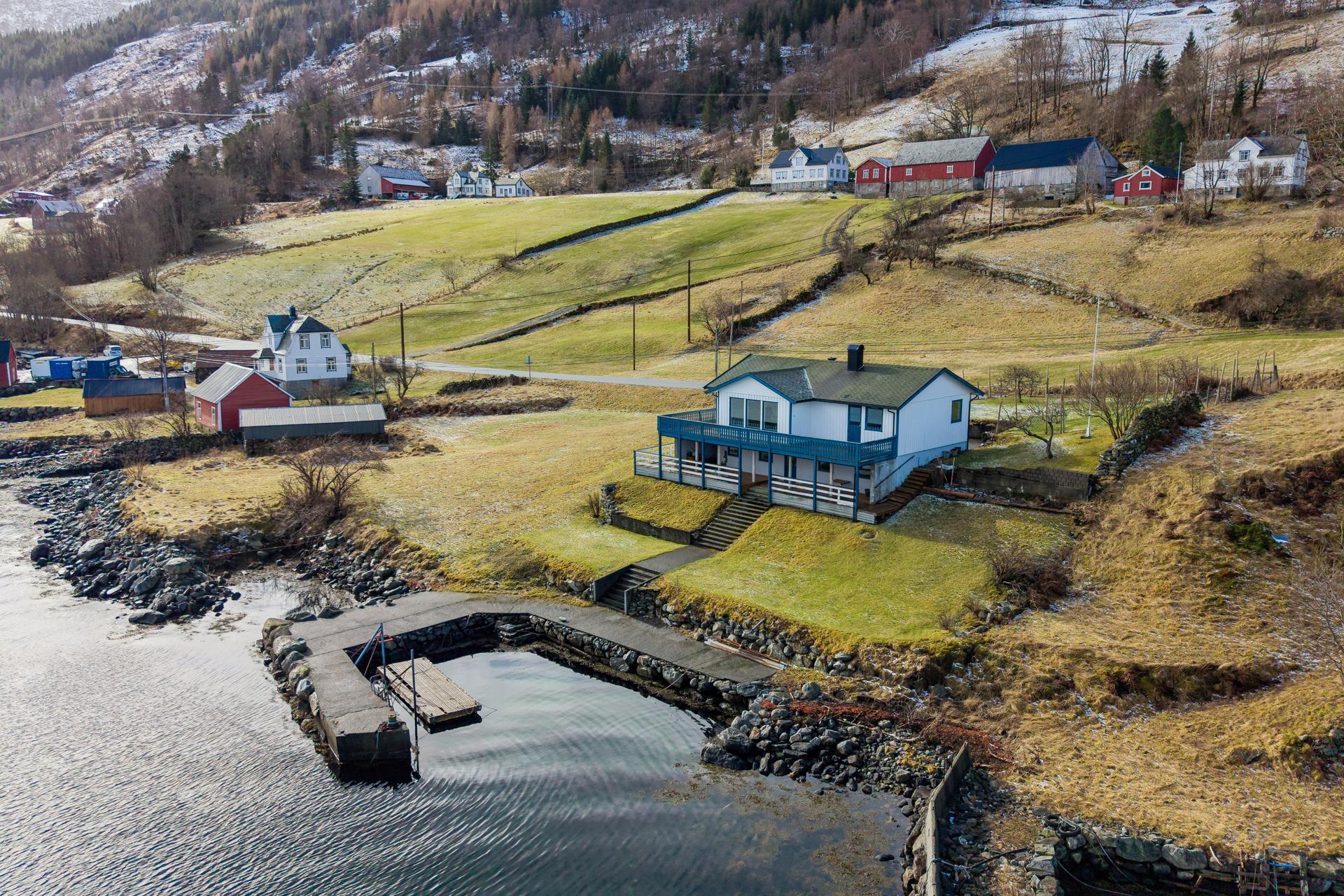 Hjortefaret 2425 presentert av EiendomsMegler1 Nordfjord ved Sissel Halnes. Bilde nummer 1 av 3