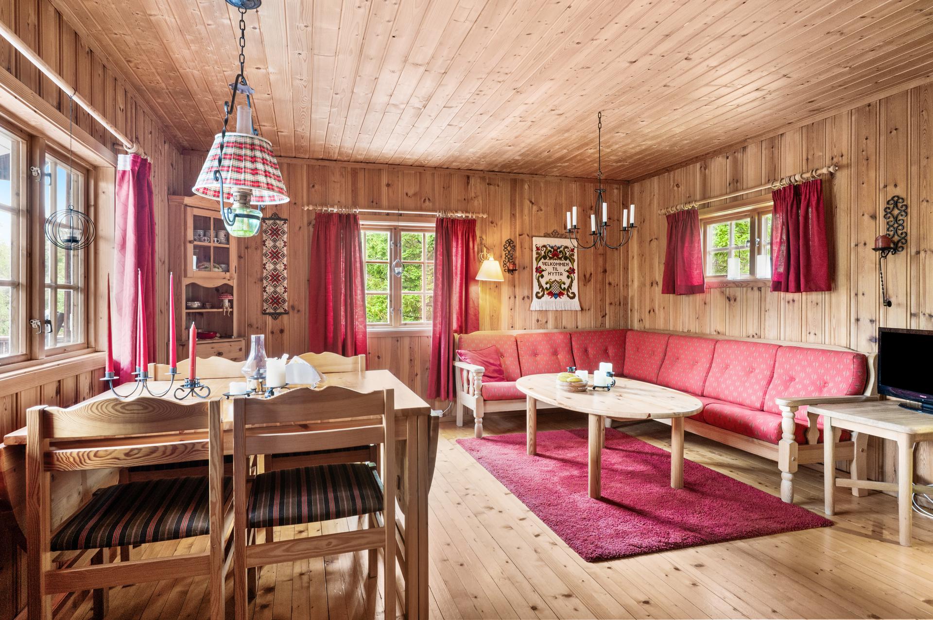 Tradisjonell fritidsbolig over ett plan med tre soverom og stor terrasse.. Bilde nummer 2 av 3