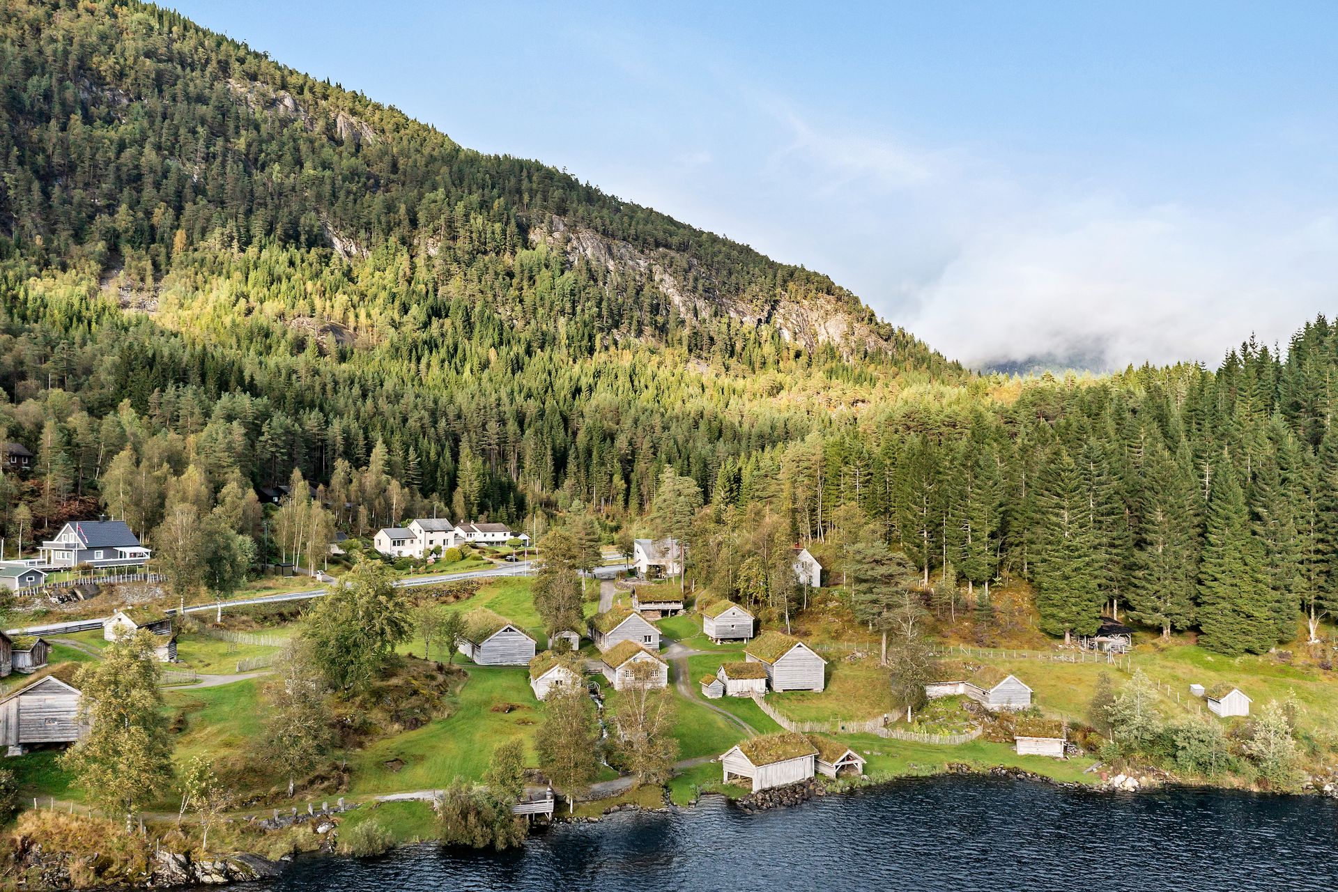 Velkommen til Jølstravegen 108, ein innhaldsrik eigedom med utsikt til Movatnet. Foto: Vidar Helle/Diakrit. Bilde nummer 1 av 3