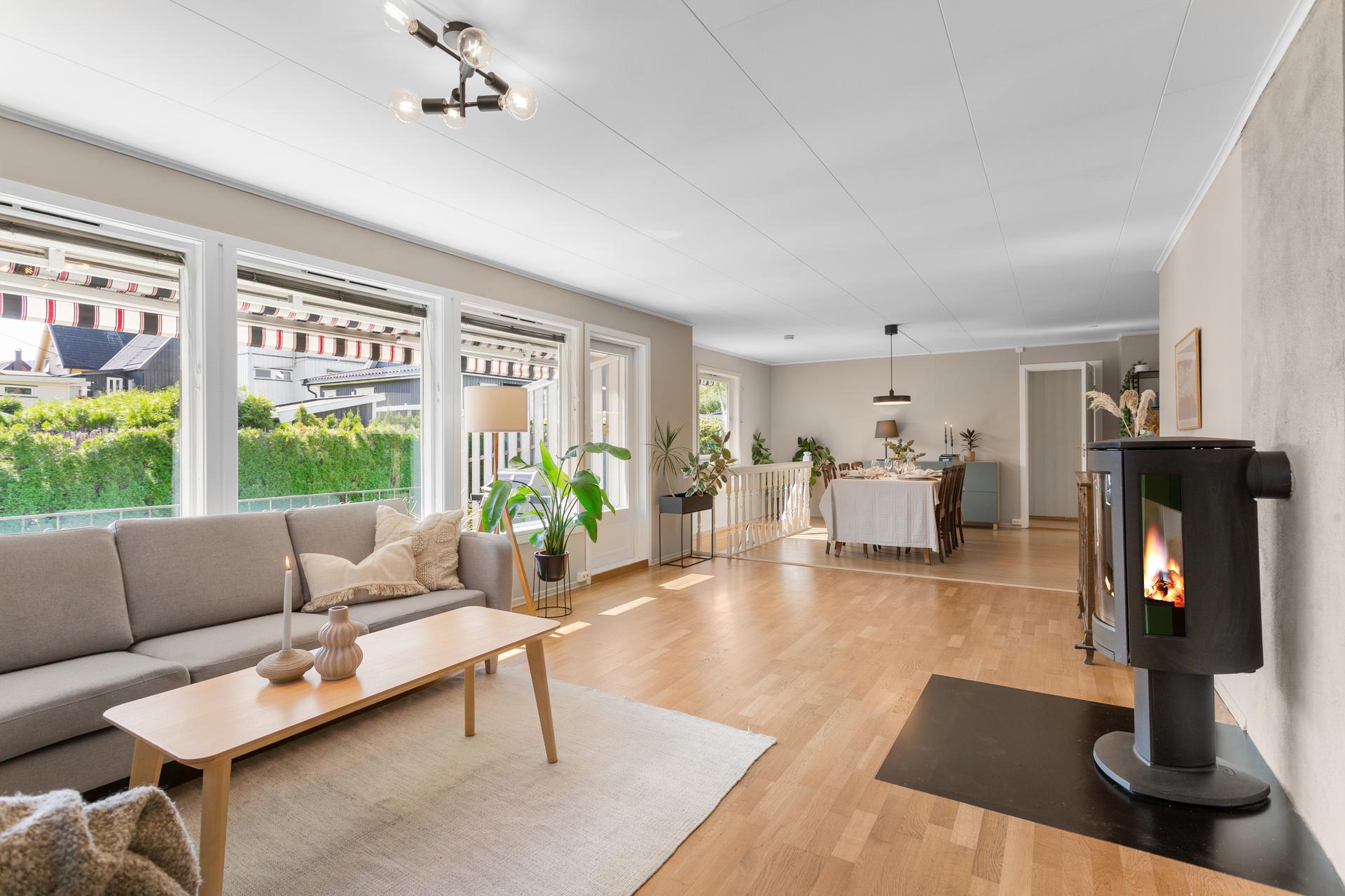 Lys og innbydende enebolig med stort potensiale. Boligen byr på romslig og åpen planløsning med stor stue, gjennomgående kjøkken, rikelig med naturlig lys, 3 soverom, stor underetasje samt stor hage og terrasse m.m. Bilde nummer 2 av 3