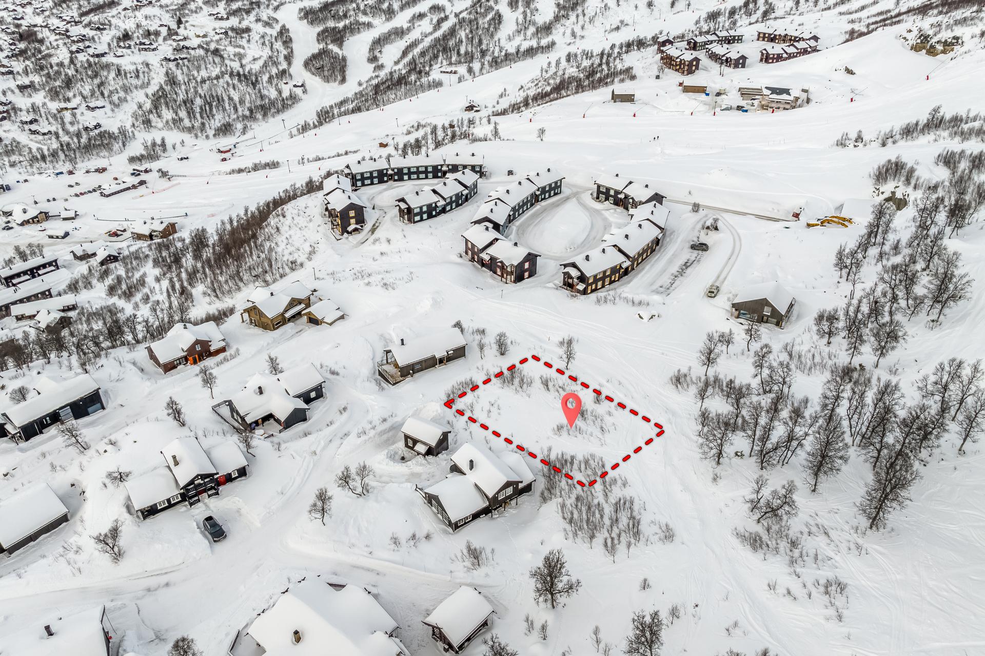 Tomt i enden av veien hvor alpint og langrennsløyper ligger rett ved eiendommen - grensemarkering er ikke nøyaktige, men gir en omtrentlig indikasjon på mål/størrelse.. Bilde nummer 2 av 3
