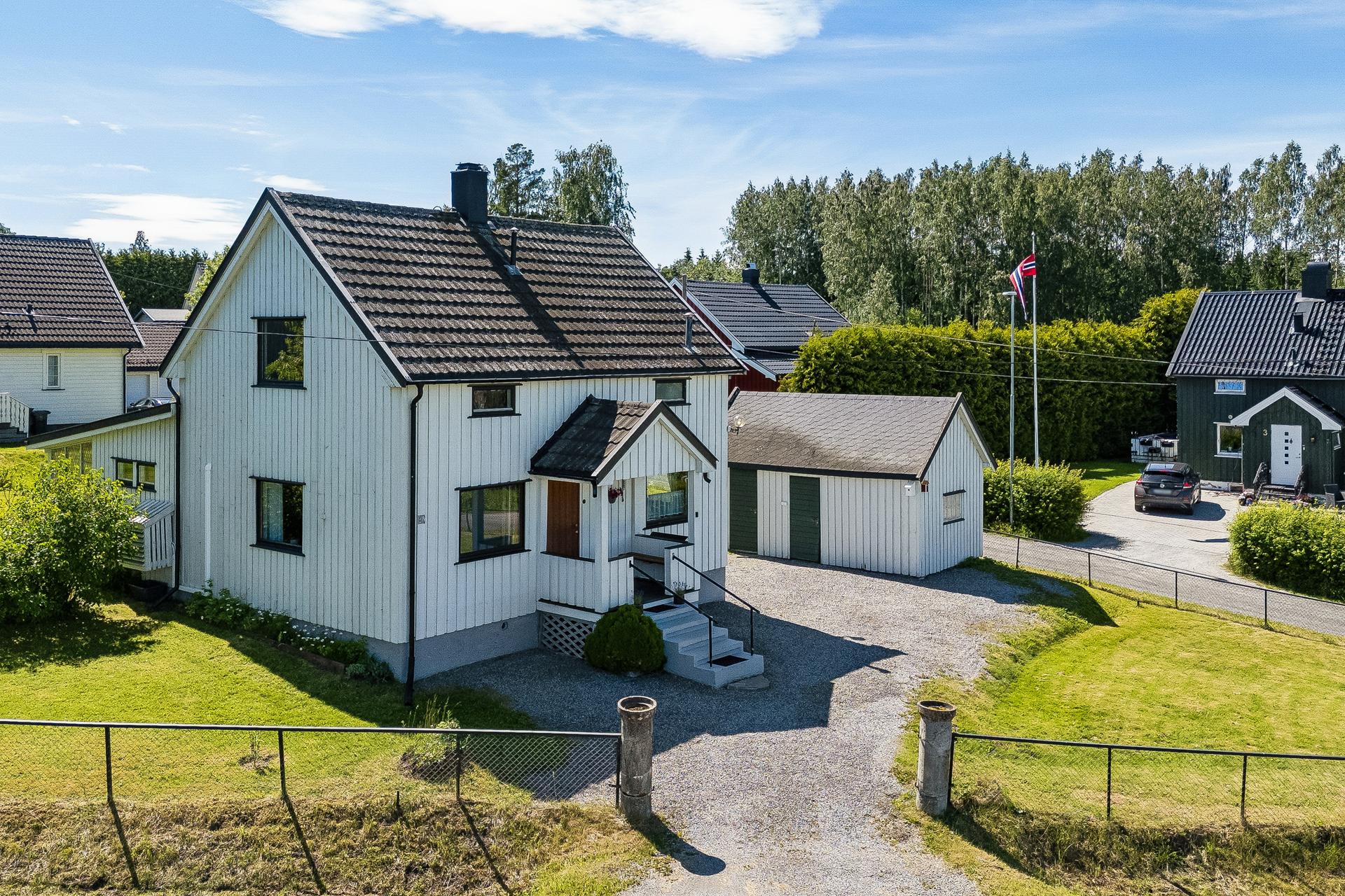 Enebolig med tradisjonell byggemåte i tre fra 1936. Eldre uthus med gode lagringsmuligheter.. Bilde nummer 1 av 3