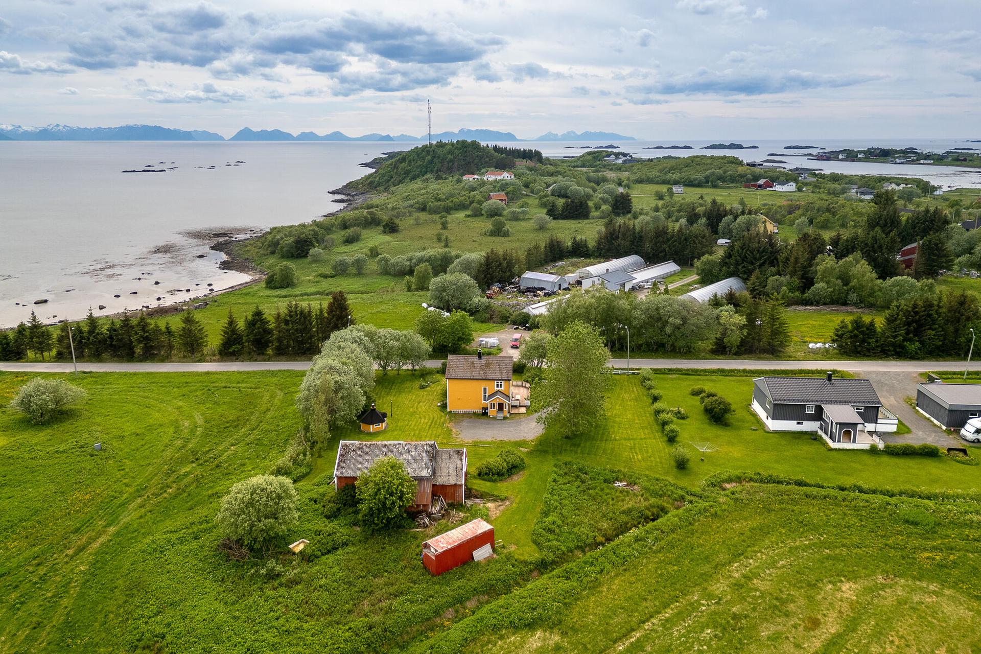 Eiendommen ligger i landlige og naturskjønne omgivelser i Bø, med nærhet til sjøen og et åpent landskap.. Bilde nummer 3 av 3