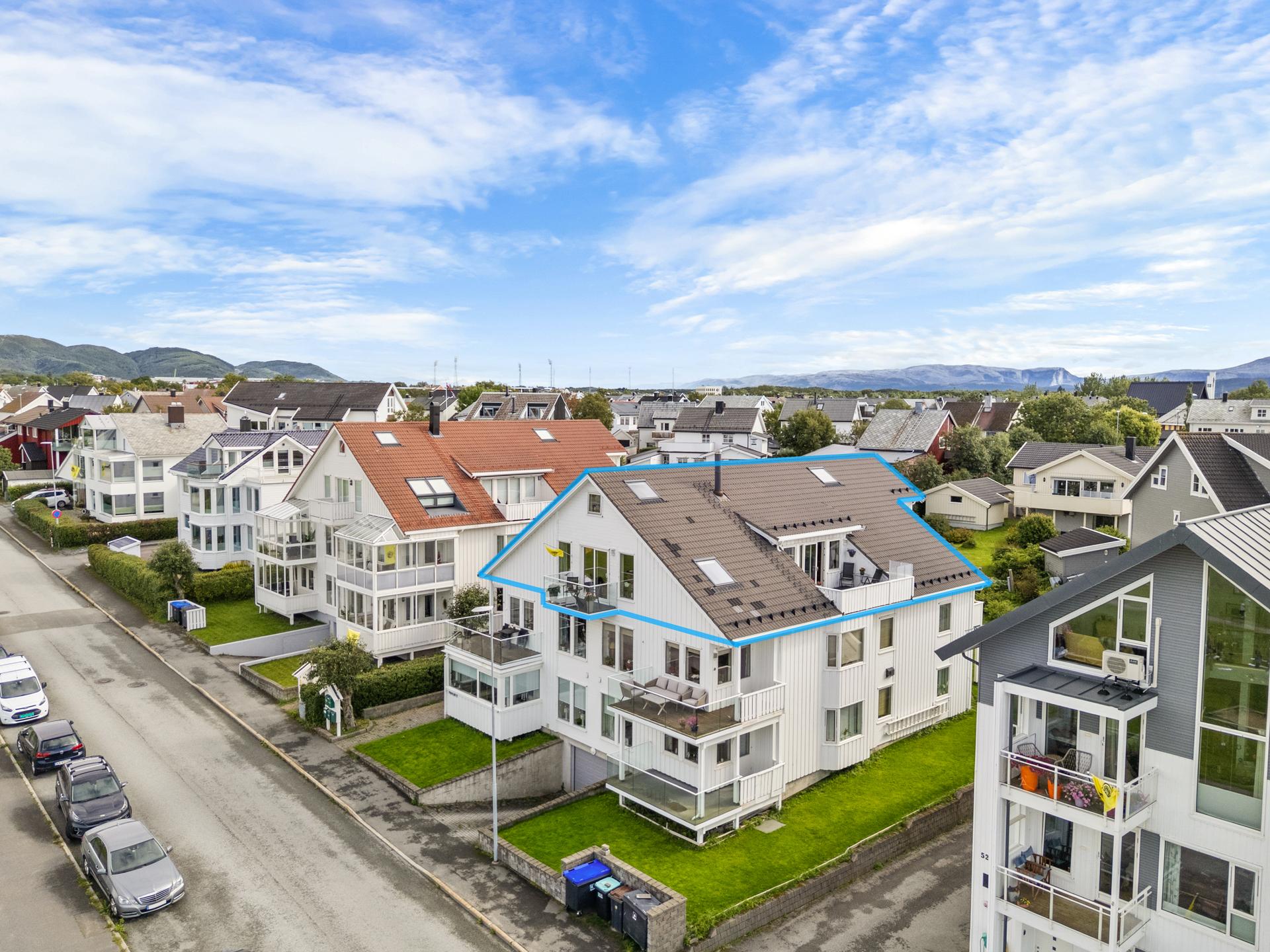 Romslig toppleilighet over to plan med 4 balkonger og flott beliggenhet.. Bilde nummer 2 av 3