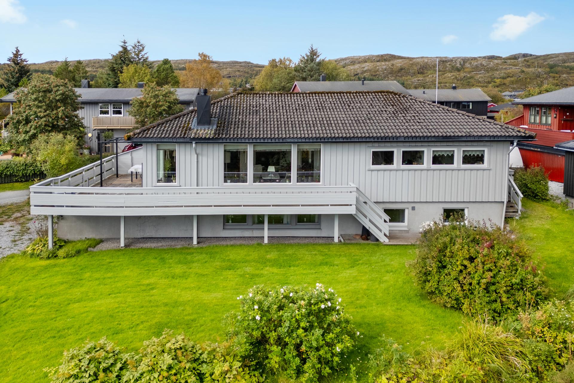 Enebolig over to plan med stor terrasse og pent opparbeidet tomt.. Bilde nummer 2 av 3