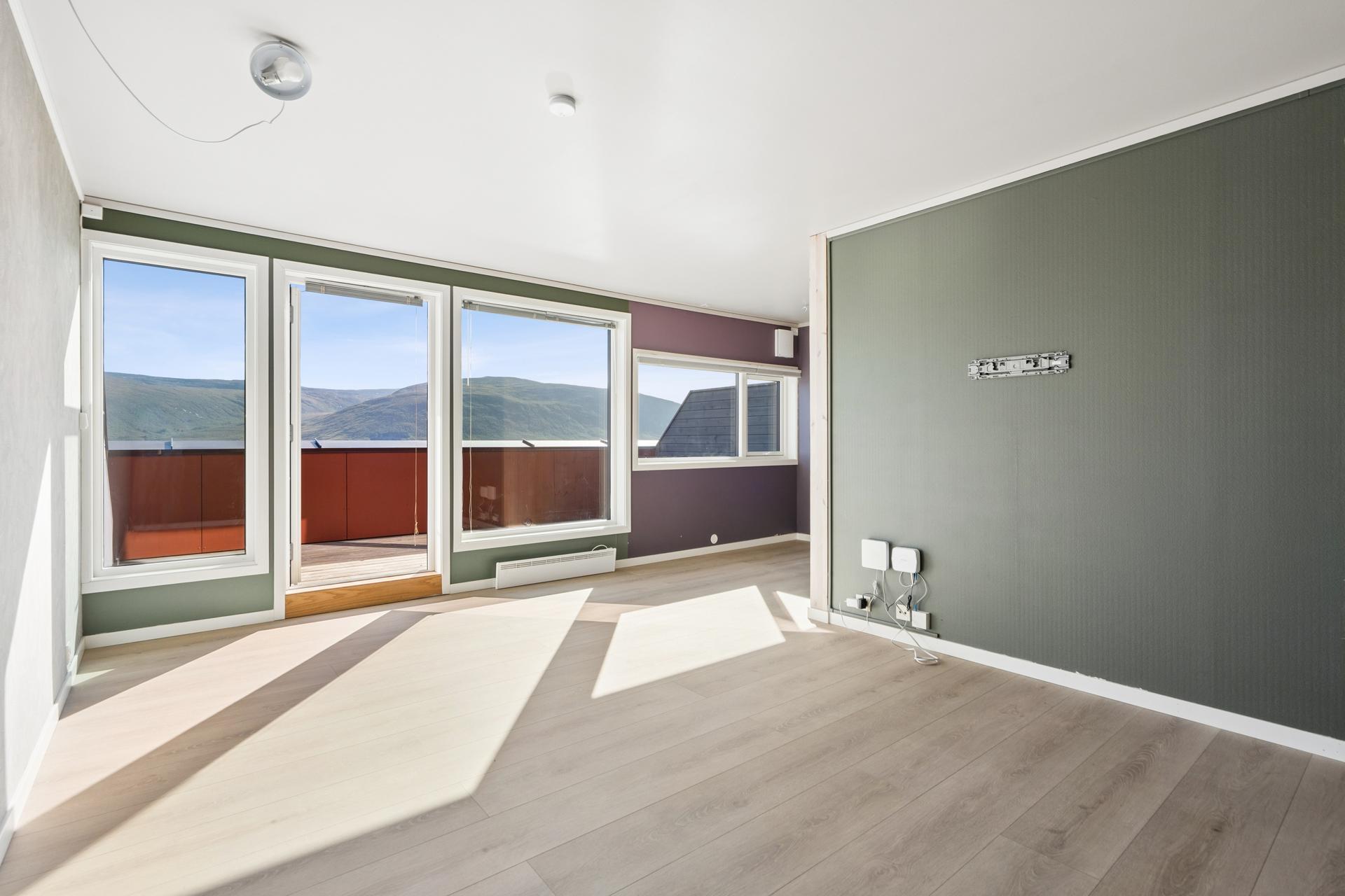 Fra stuen er det utgang til en terrasse på 14 m² med gode utsiktsforhold.. Bilde nummer 2 av 3