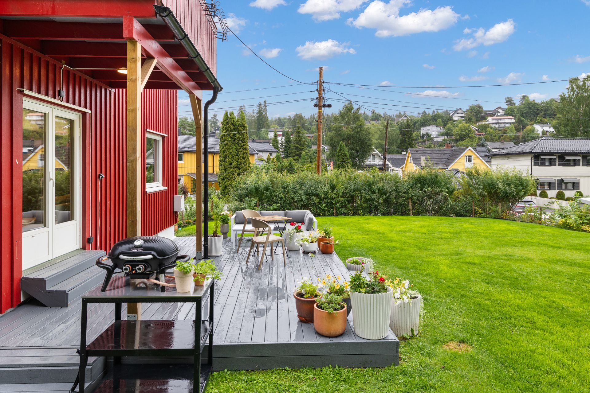 Fra stuen er det utgang til en stor, sørvendt markterrasse og en usjenert hage. Perfekt for både lek, avslapning og sosiale sammenkomster på solrike dager.. Bilde nummer 3 av 3