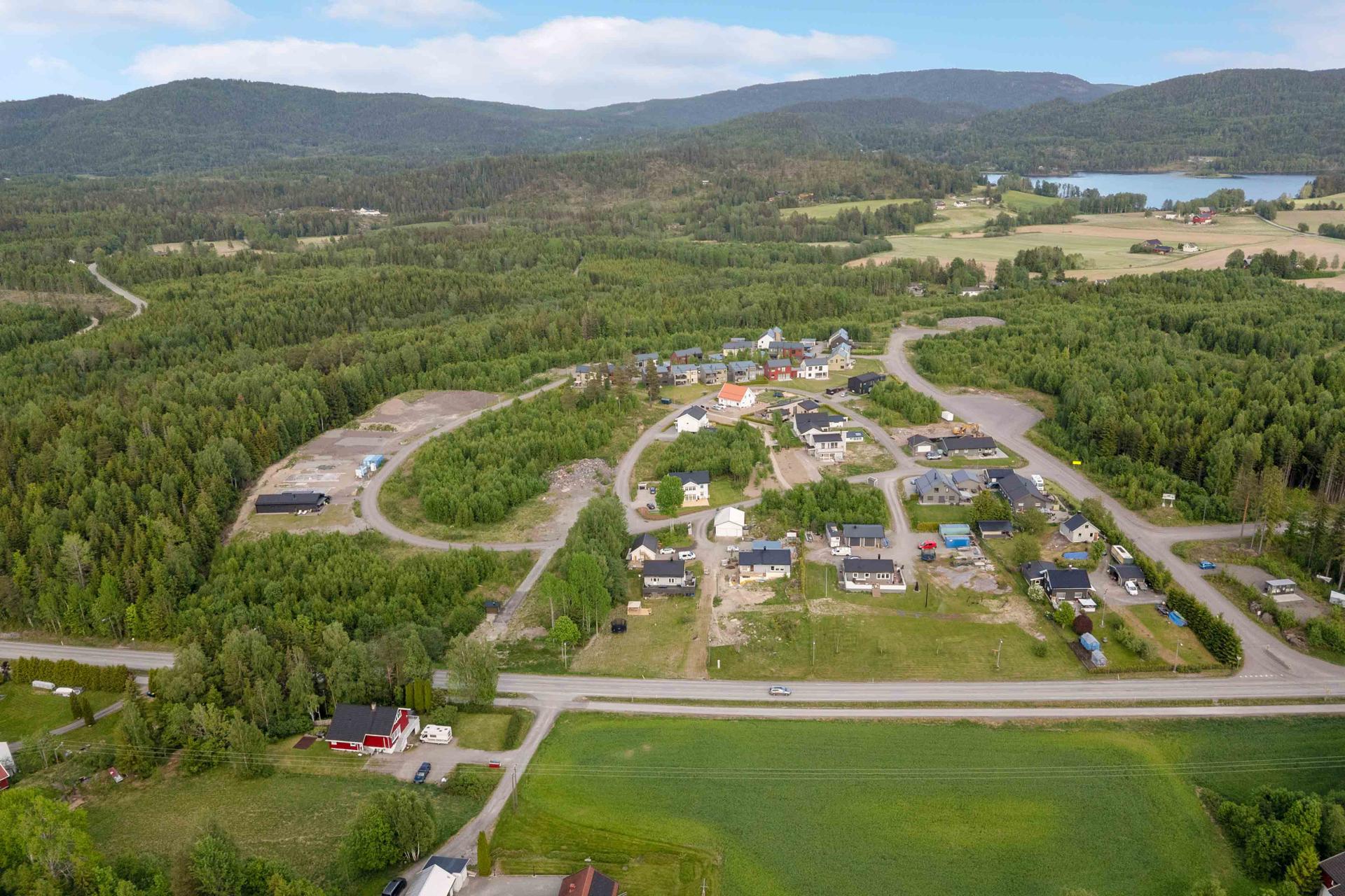 Området er ferdig opparbeidet med komplett infrastruktur og lekeplass, noe som gjør dette til et attraktivt valg for barnefamilier, førstegangskjøpere og etablerere som ønsker seg moderne hjem i rolige omgivelser.. Bilde nummer 3 av 3