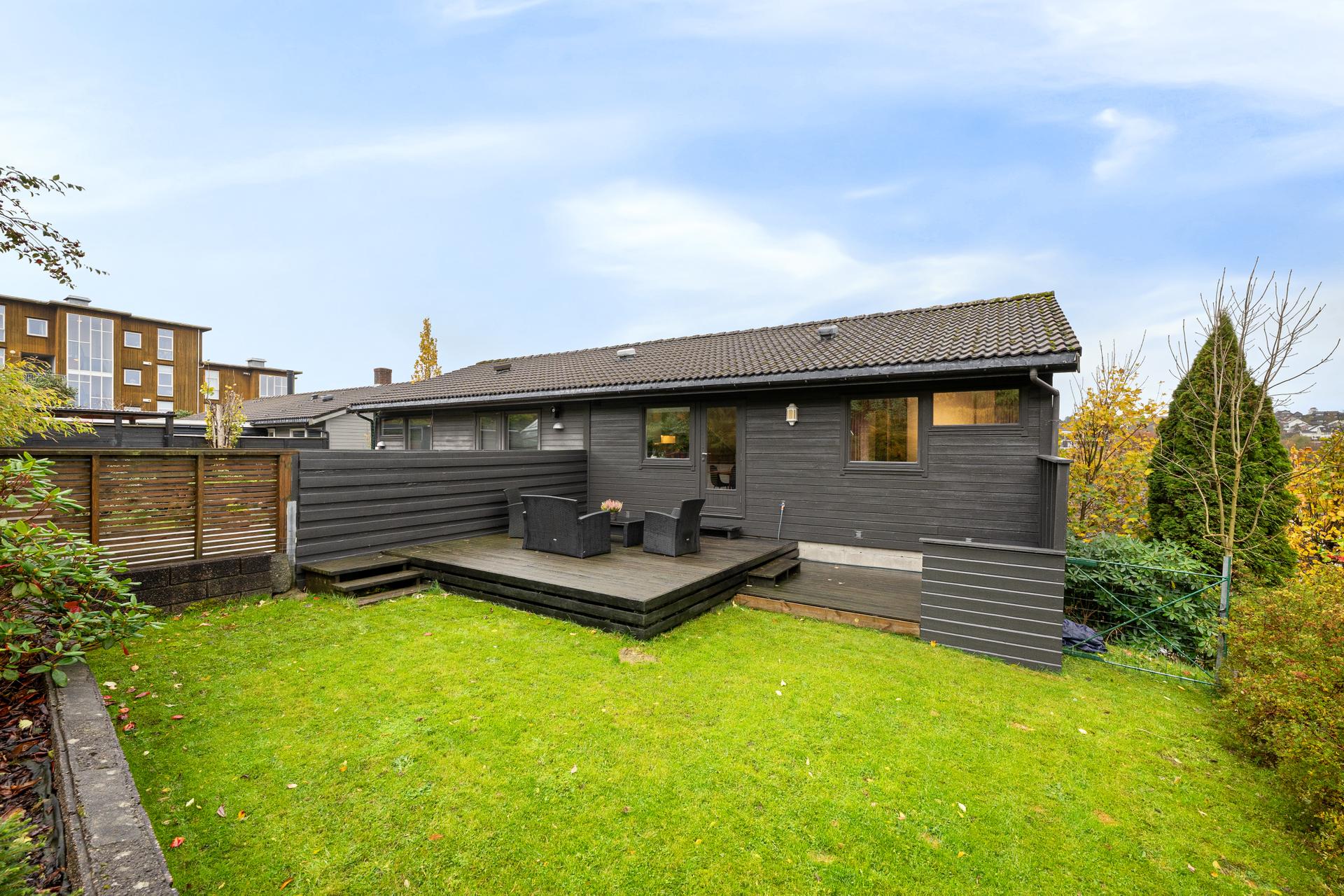 Solrik og skjermet terrasse og hage. . Bilde nummer 3 av 3