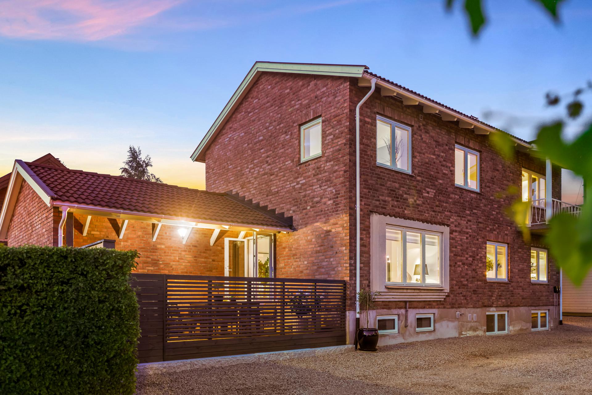 Særpreget og arkitekttegnet byvilla i teglstein fra 1954, fordelt over tre plan. Eiendommen har en praktisk planløsning og er enkel å vedlikeholde. Den vestvendte beliggenheten gir svært gode solforhold og flotte uteplasser med ettermiddags- og kveldssol.. Bilde nummer 2 av 3