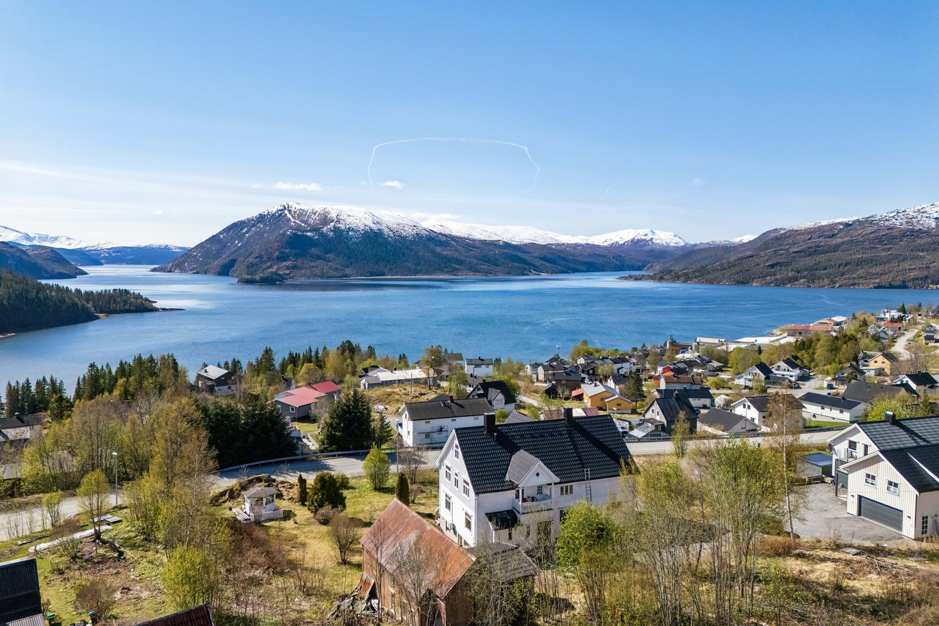 Velkommen til Sørlandsvegen 108 A og B! En sjelden mulighet på fantastiske Hemnesberget. Foto: EFKT. Bilde nummer 1 av 3