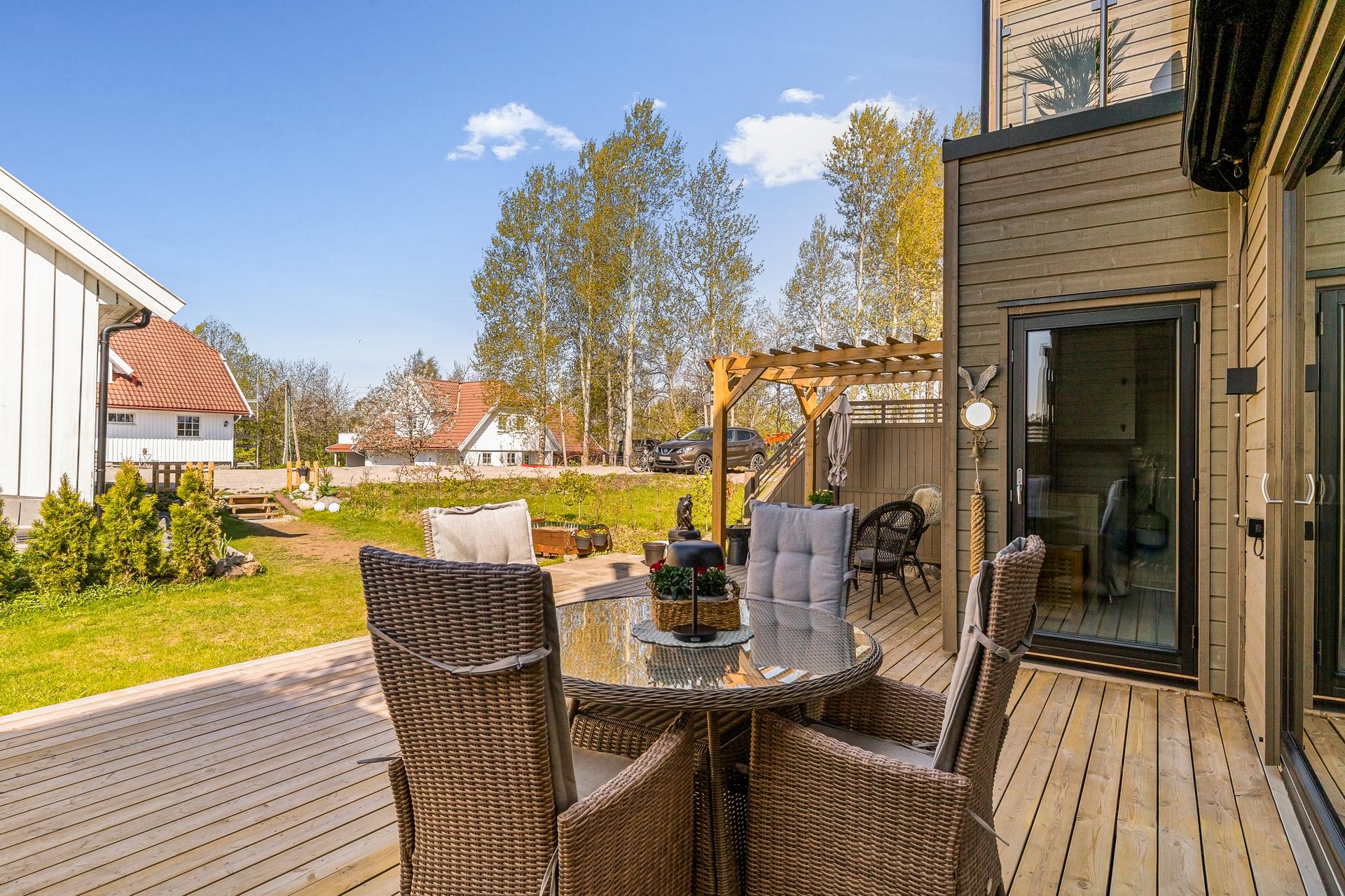 Boligen har flere uteplasser, inkludert denne terrassen på ca. 36 m² med direkte utgang fra stuen.. Bilde nummer 3 av 3