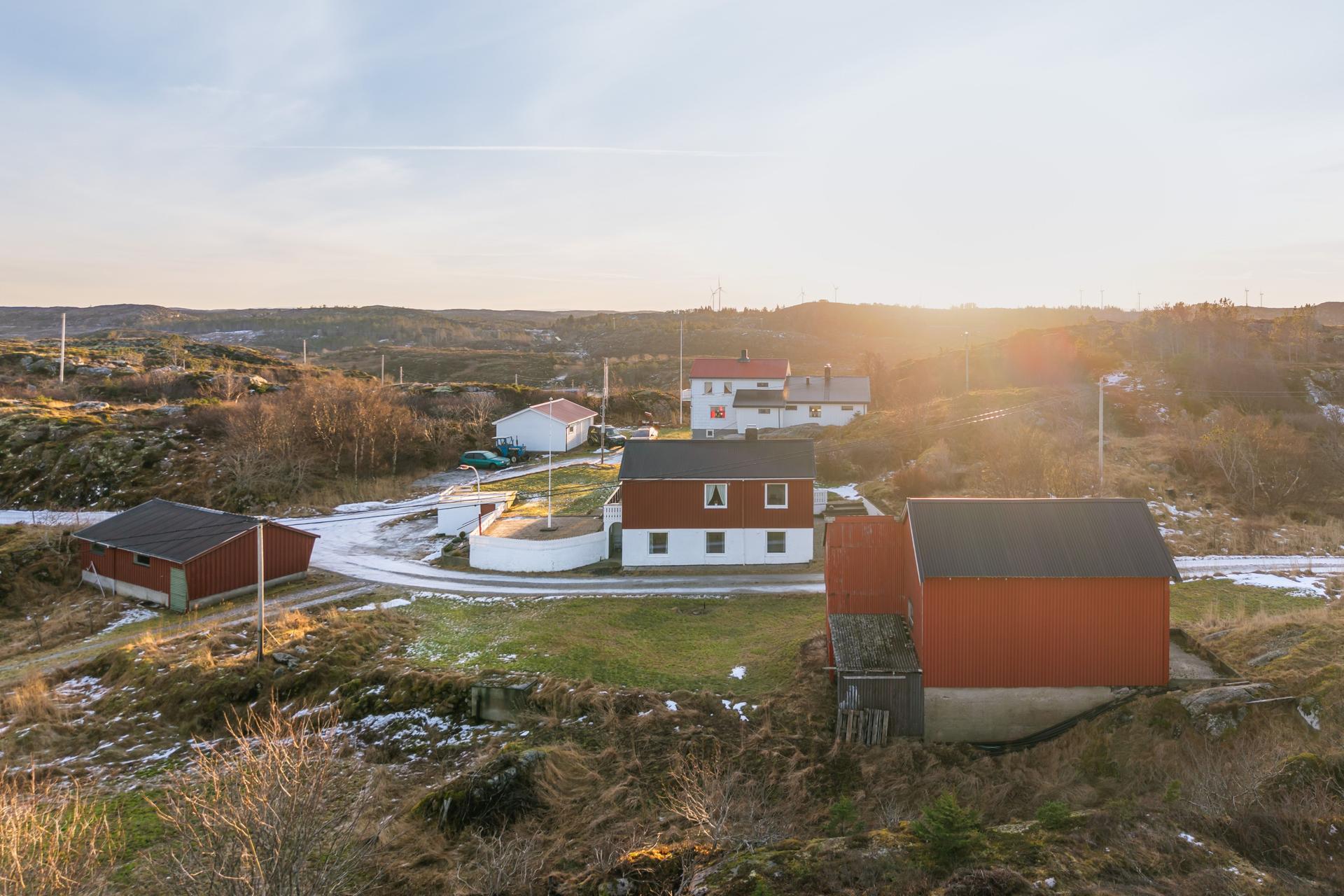 Innholdsrik og sjarmerende eiendom med romslig tomt på 13430,4 m². Bilde nummer 3 av 3