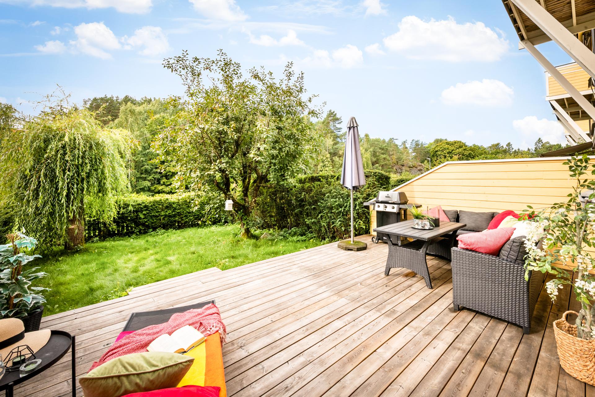 Fra stuen er det direkte utgang til en vestvendt terrasse og usjenert hage.. Bilde nummer 2 av 3