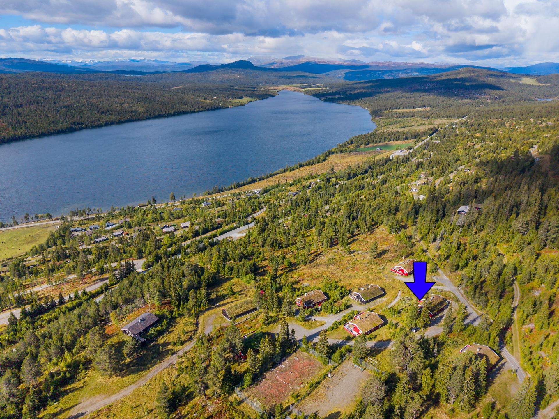 Eiendommen har sentral beliggenhet i et hyttefelt litt opp fra Gålåvatnet.. Bilde nummer 3 av 3