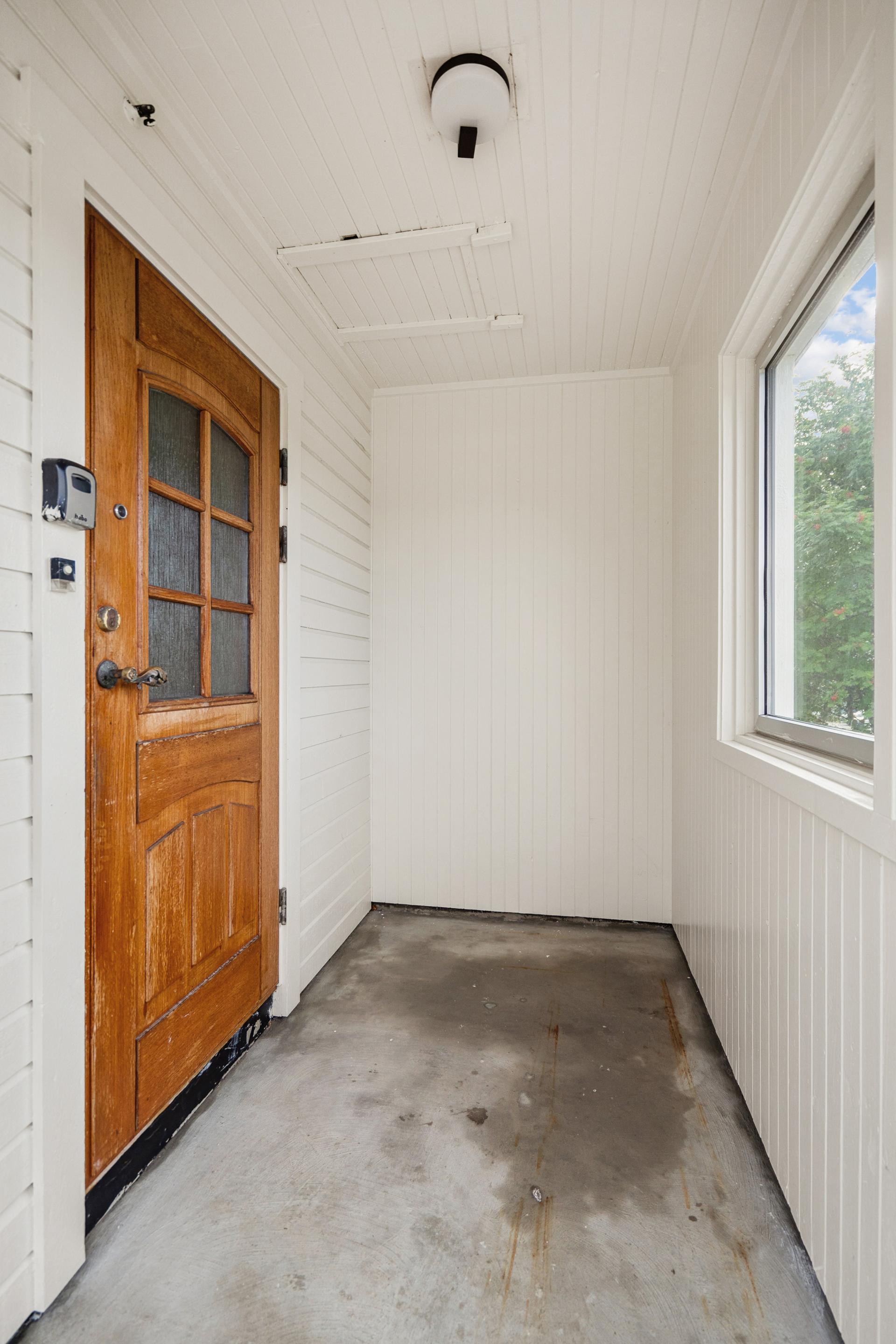 Overbygget inngangsparti som leder inn i boligen.. Bilde nummer 3 av 3