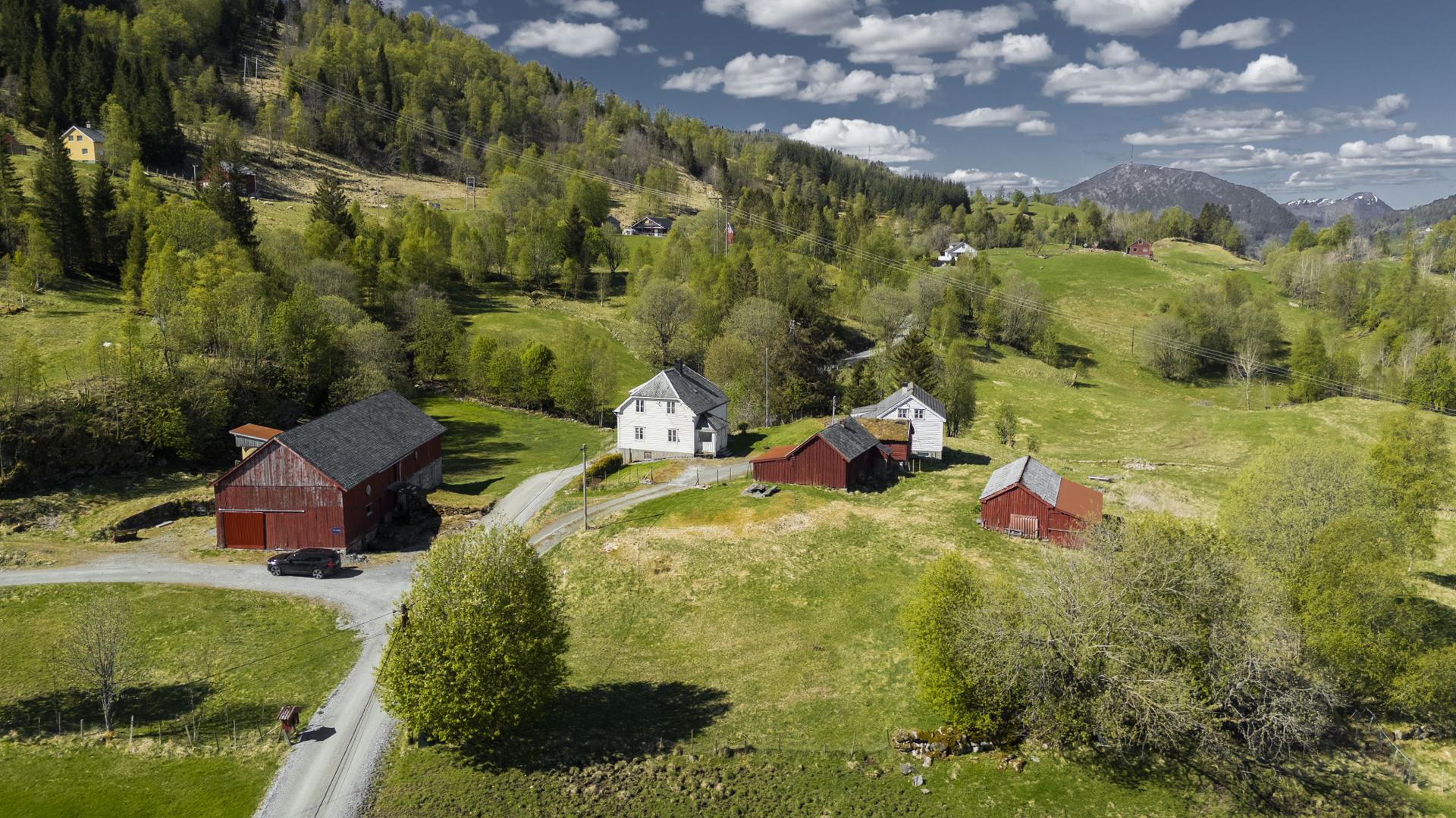 Idyllisk småbruk i flotte omgivelser ein kort køyretur utanfor Førde sentrum. Bilde nummer 2 av 3