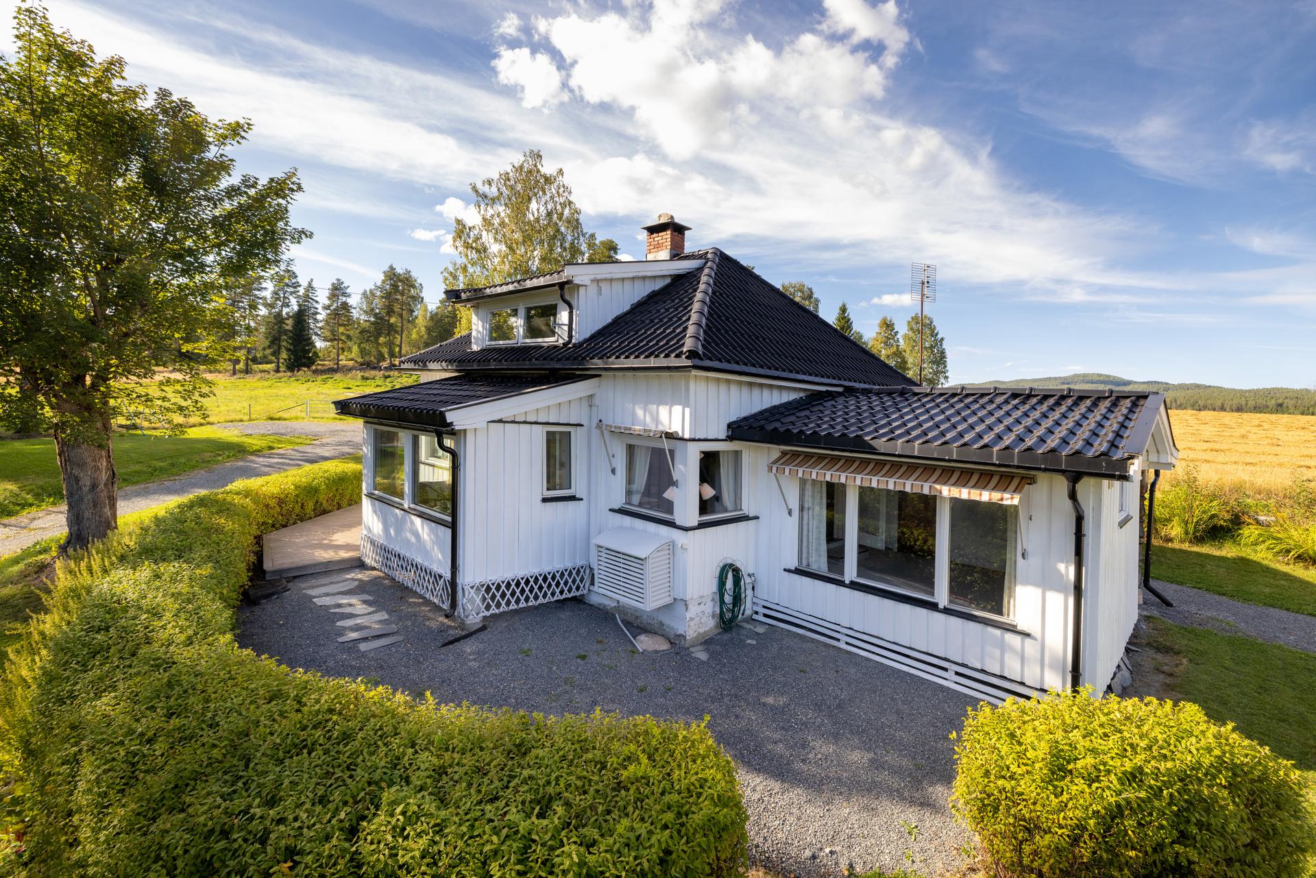 Eiendommen har flere uteplasser og en hage med gode muligheter.. Bilde nummer 3 av 3