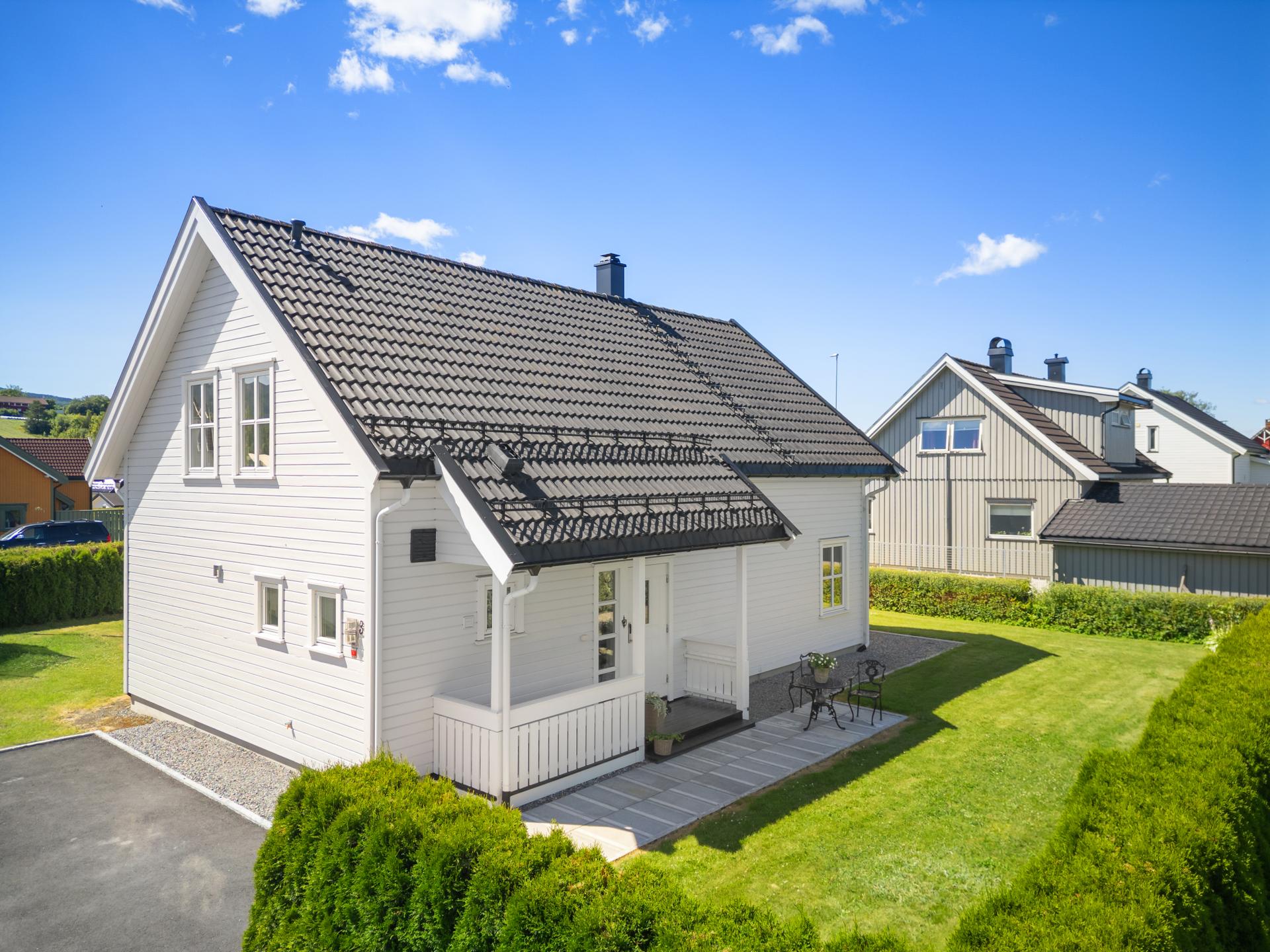 Innholdsrik og moderne enebolig fra 2012 med bl.a 2 stuer, 3 soverom, 2 bad, dobbelgarasje og pent opparbeidet uteareal med terrasser og stor hage. Bilde nummer 2 av 3