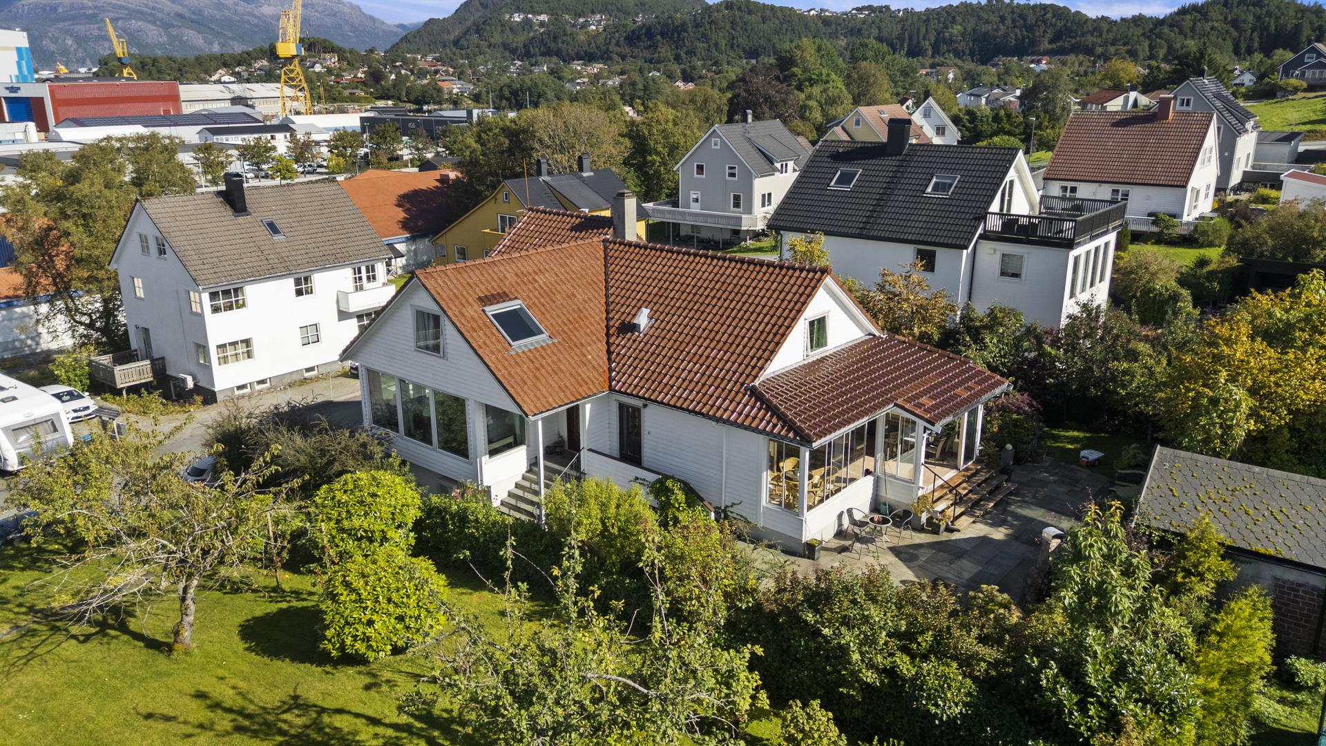 Innhaldsrik familiebustad over tre plan i eit etablert og barnevennleg bustadområde.. Bilde nummer 3 av 3