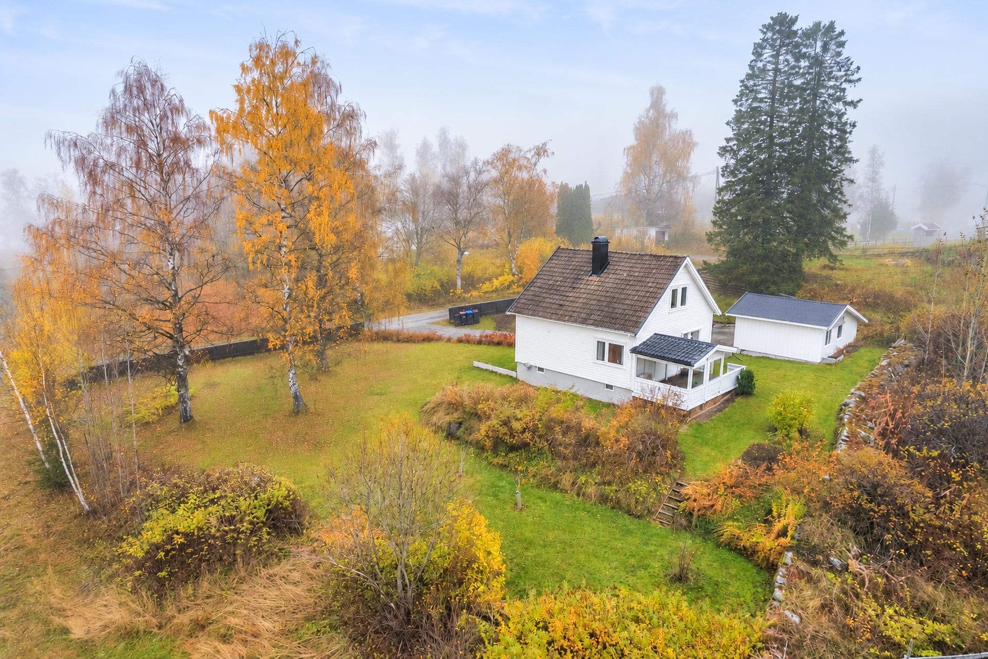Eiendommen ligger i et rolig og etablert boligområde i Lensbygda med kort vei til skog og mark.. Bilde nummer 1 av 3