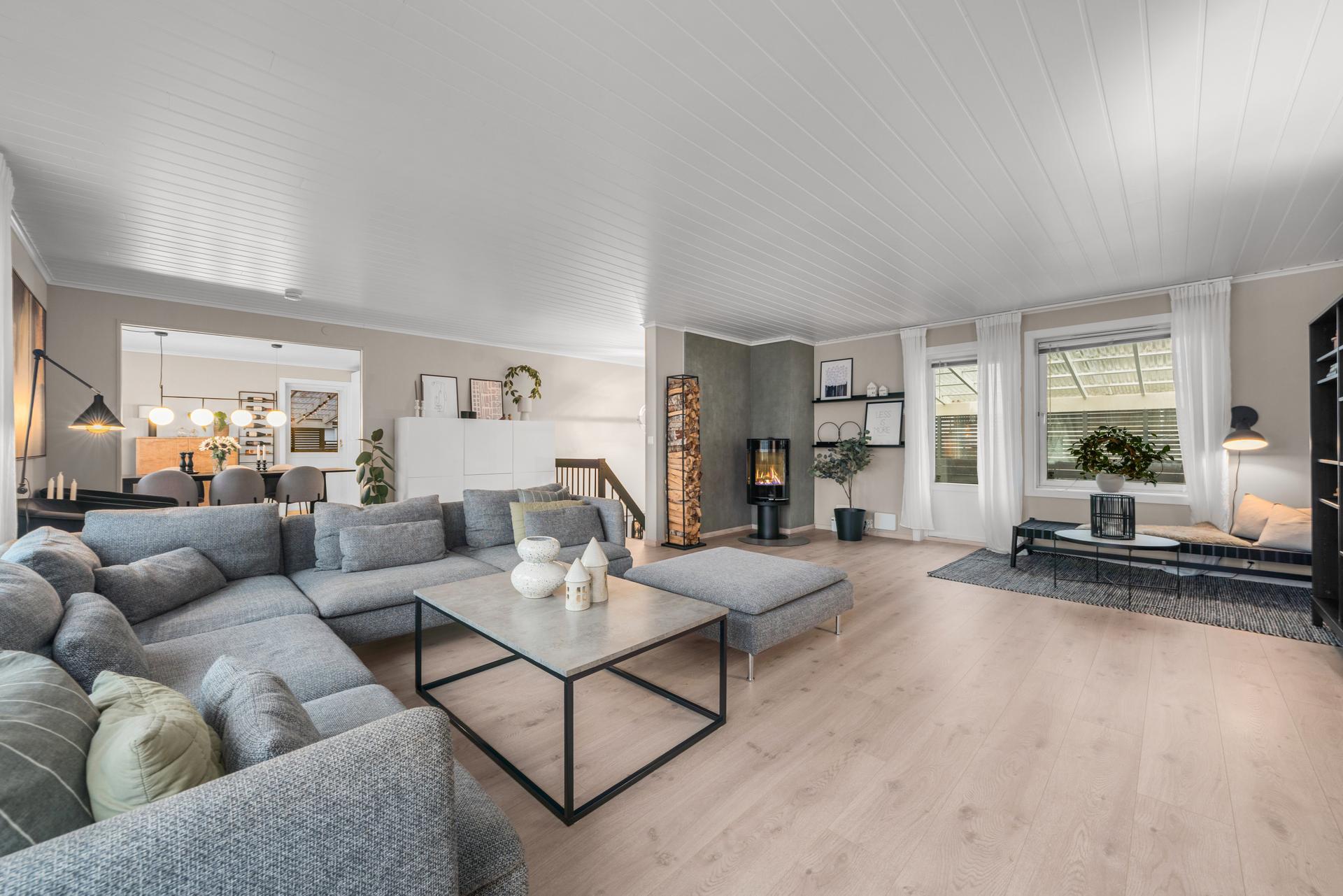 Boligen har en stor og oppusset stue malt i moderne farger og med flotte gulv! Store vindusflater slipper inn rikelig med naturlig lys og skaper et flott allrom. Peisen varmer godt på kaldere dager. . Bilde nummer 3 av 3