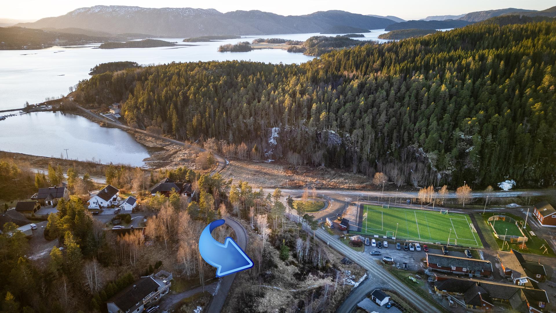 Gangavstand til barnehage, skole og fotballbane. Bilde nummer 3 av 3