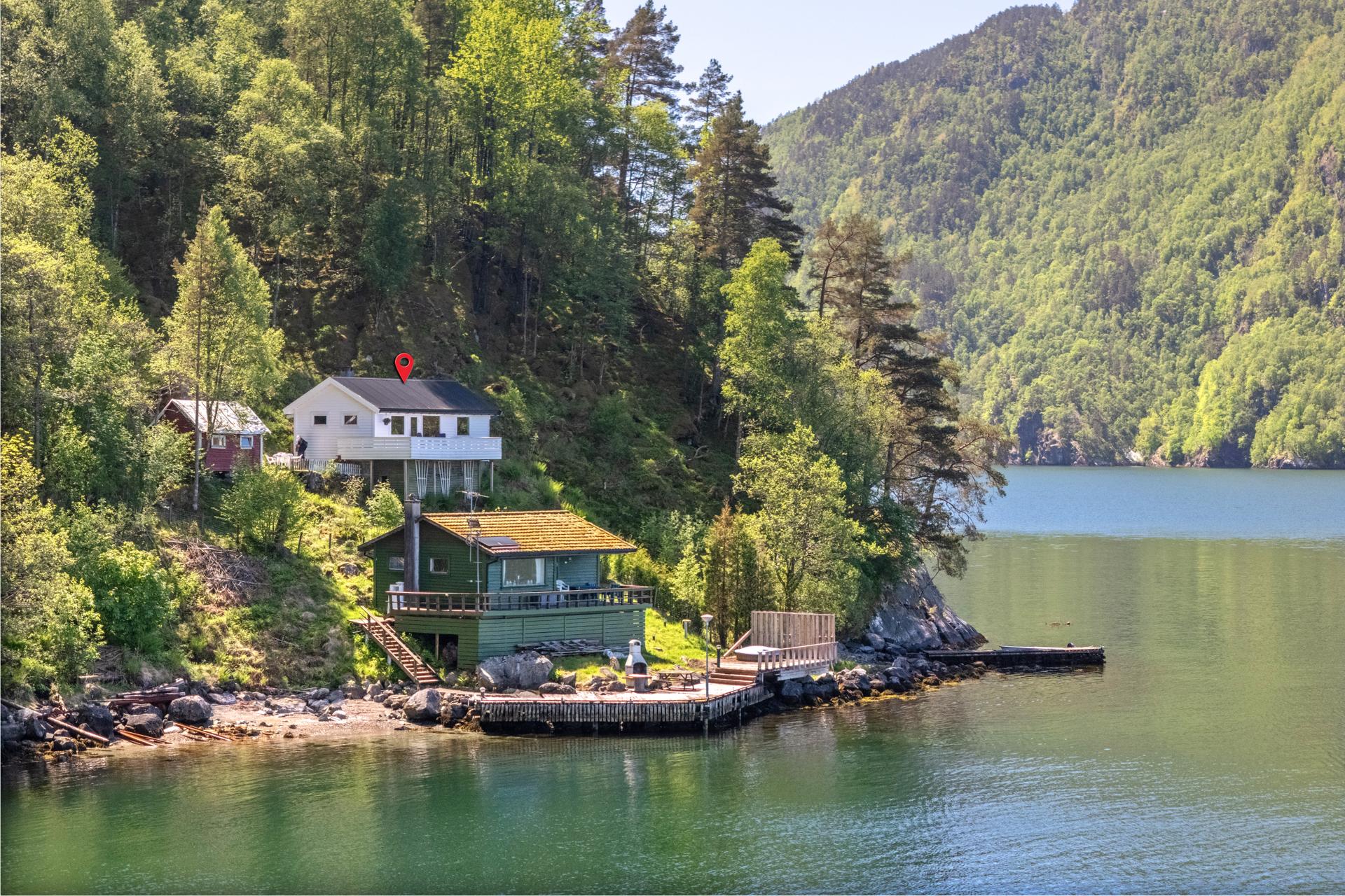 Velkommen til Ørevika/Lovrafjorden! Presentert av Eiendomsmegler 1 v/Tonje Krakk Fotograf: FotoYoon. Bilde nummer 1 av 3