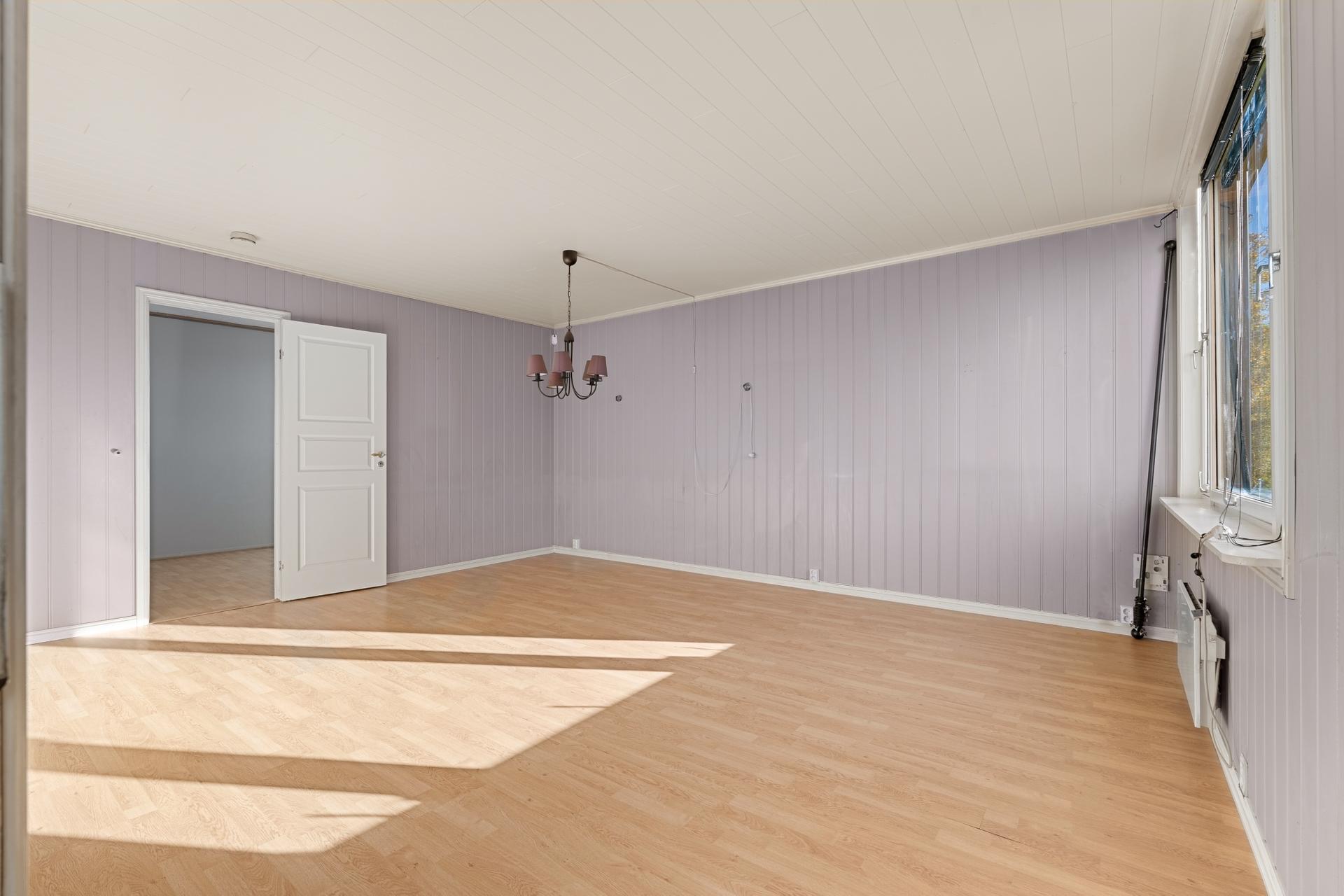 Lys og romslig stue på 21,5 m². . Bilde nummer 3 av 3