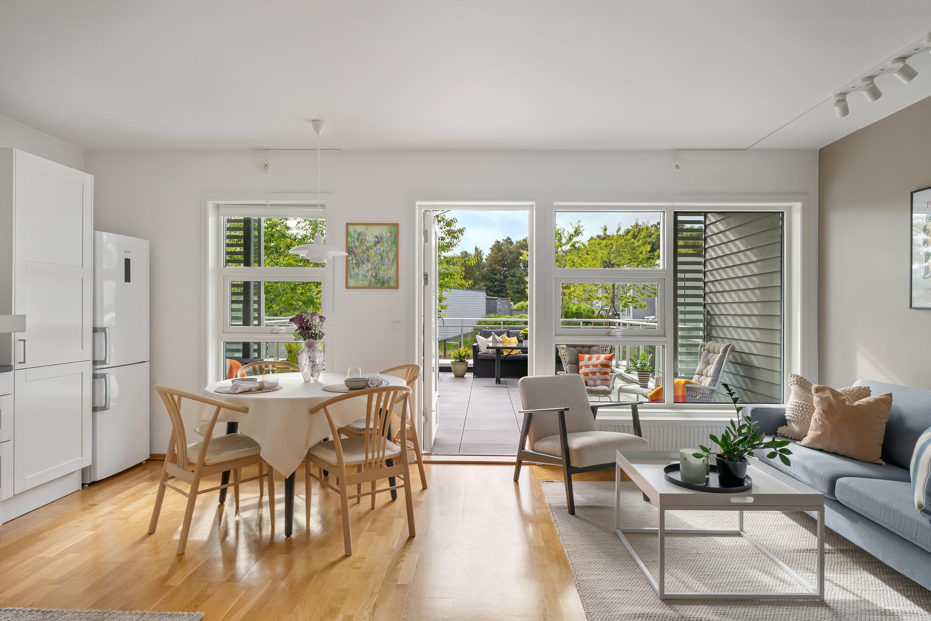 Eiendomsmegler 1 v/Oline Normann presenterer: Lekker leilighet i opphøyet 1. etasje | 2 sov | Sørvendt terrasse på 43 m² | Heis | Garasjeplass med elbil-lader. Foto: Dirdal foto.. Bilde nummer 1 av 3