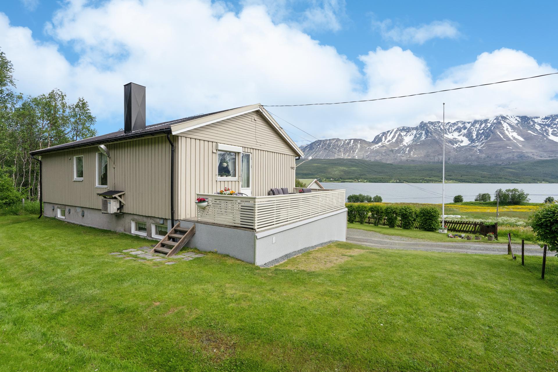 Enebolig over to plan beliggende på en stor tomt med utsikt mot Sørfjorden.. Bilde nummer 2 av 3