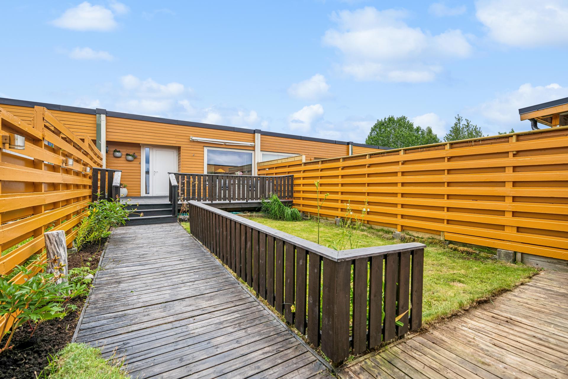 Rekkehus over to plan med østvendt veranda, vestvendt terrasse og to utvendige boder.. Bilde nummer 2 av 3