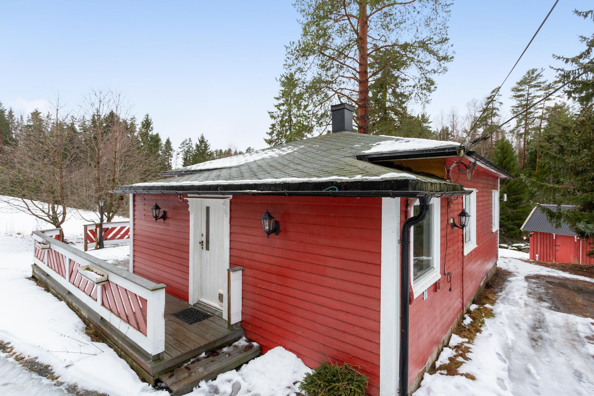Boligen har et hyggelig inngangsparti med tilgang til terrasse. . Bilde nummer 3 av 3