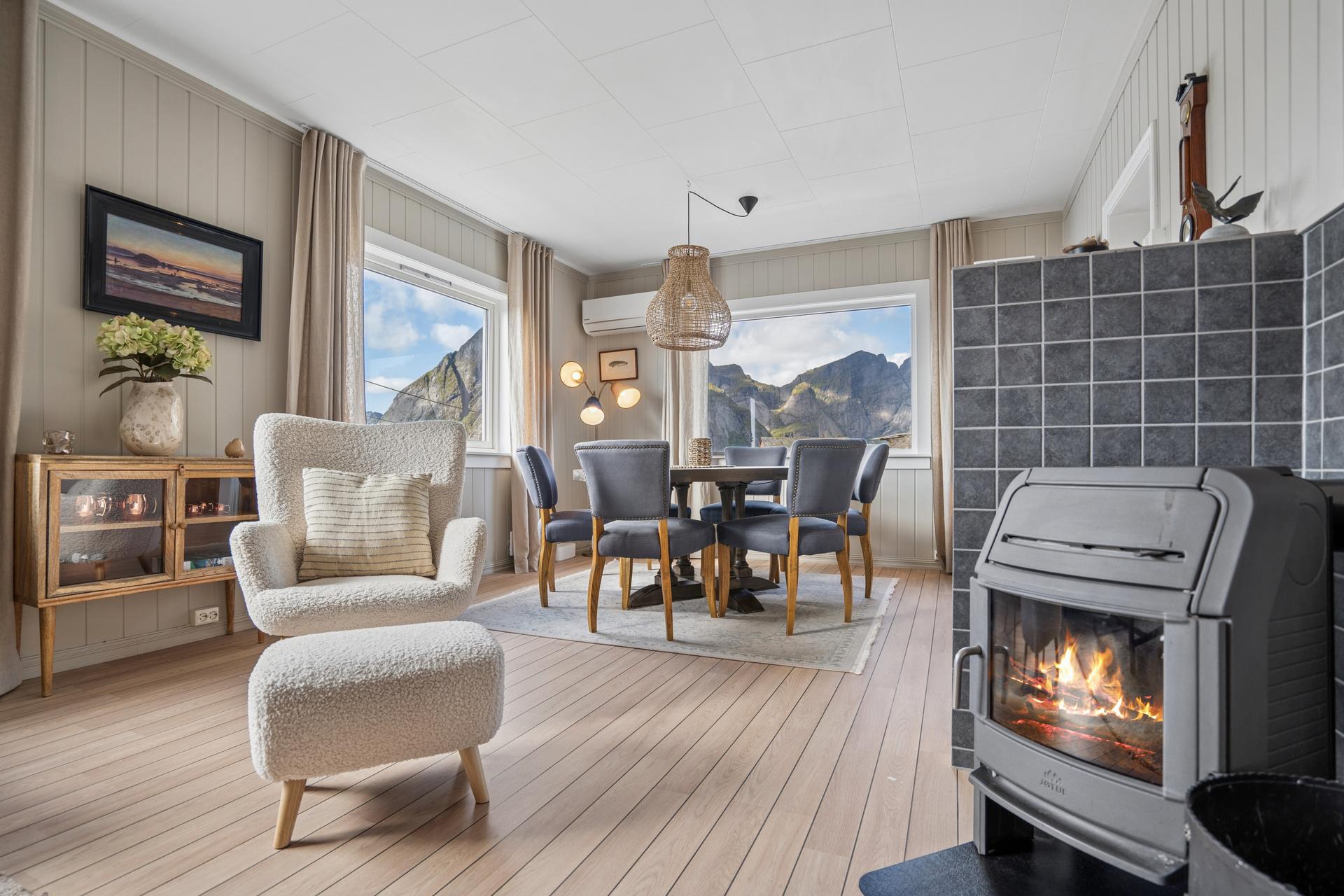 Velkommen til Hamnøya 5! Presentert av EiendomsMegler1 Lofoten. Foto: EFKT. . Bilde nummer 1 av 3