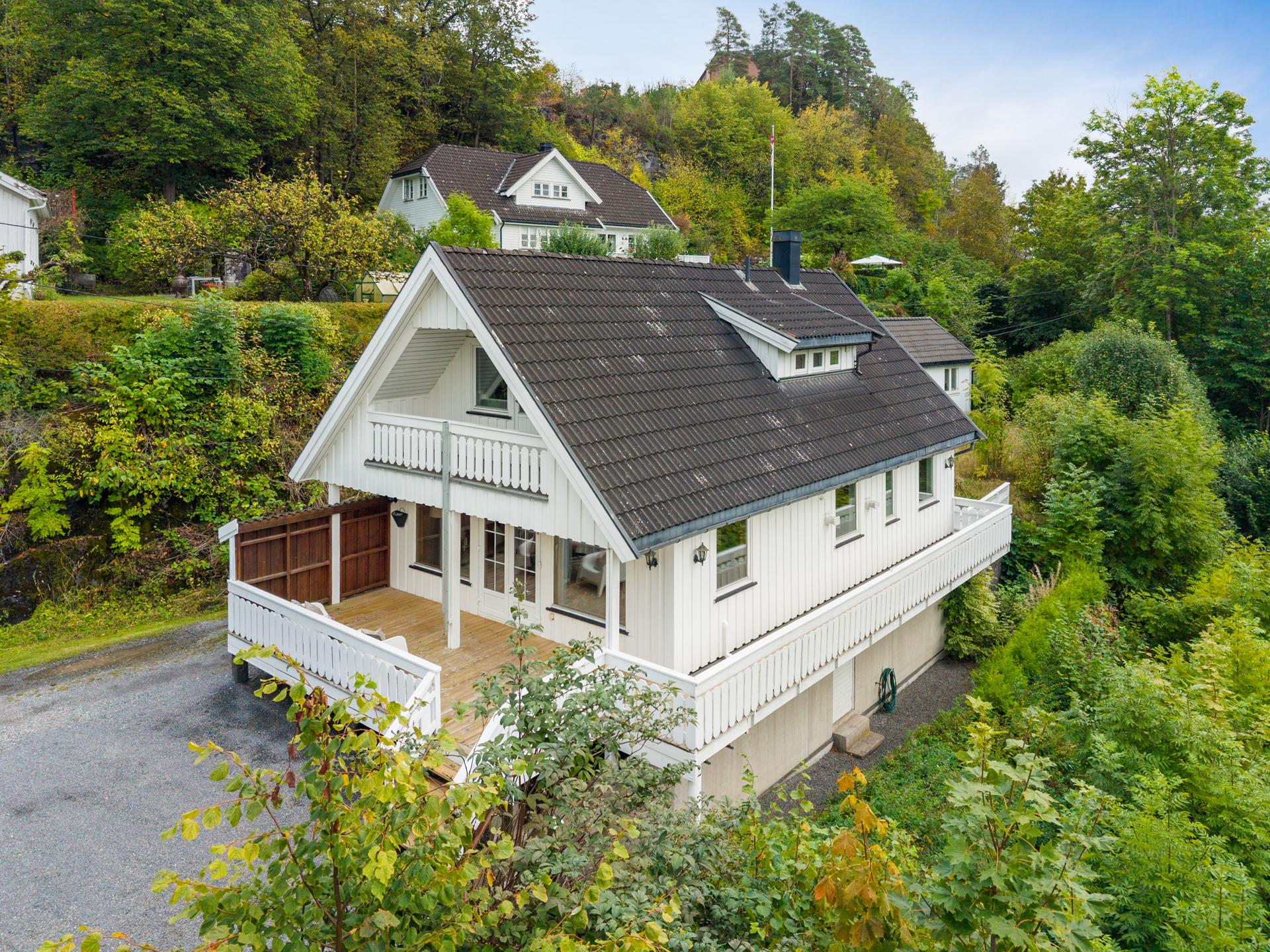 Innholdsrik familiebolig over tre plan med frittliggende garasje. . Bilde nummer 2 av 3