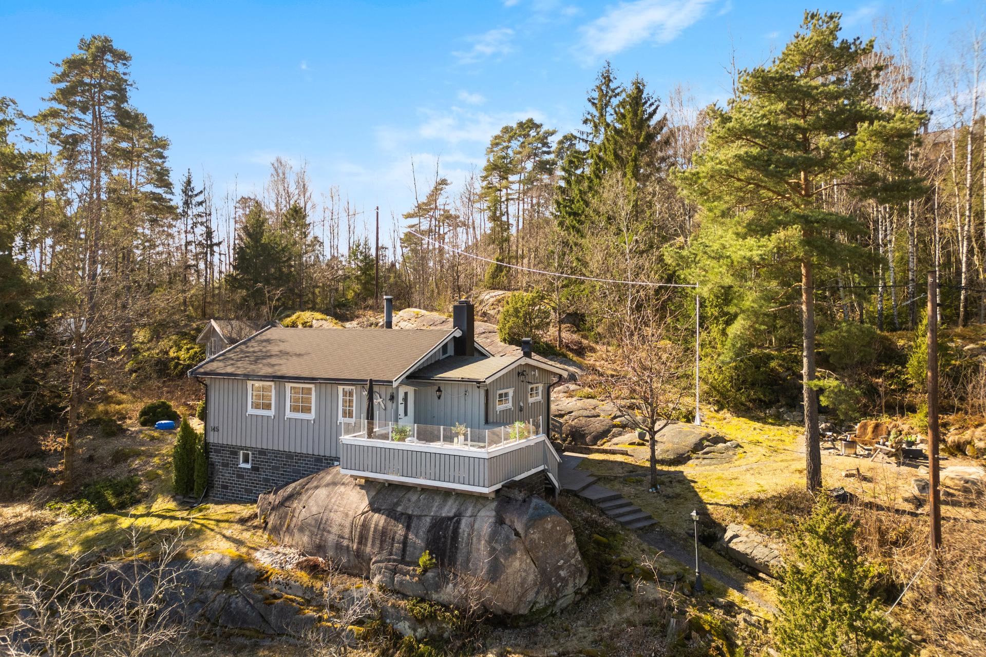 Velkommen til Karlsøyveien 145! En sjarmerende fritidsbolig som hviler på solid fjellgrunn, med en flott kombinasjon av naturtomt og opparbeidede uteplasser.. Bilde nummer 1 av 3