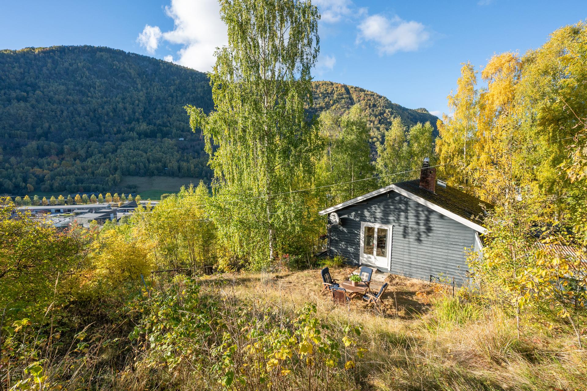 Eneboligen er bebygd over to plan med usjenert tomt og utsyn over dalen.. Bilde nummer 3 av 3