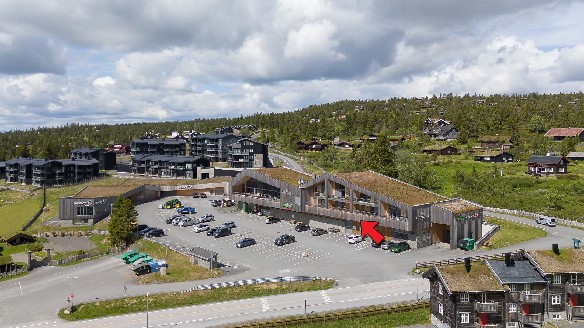 Bygget fra 2018 har en moderne arkitektur med kledning i ubehandlet malmfuru. Sentralt plassert på Sjusjøen! Bebodd fra 2021.. Bilde nummer 2 av 3