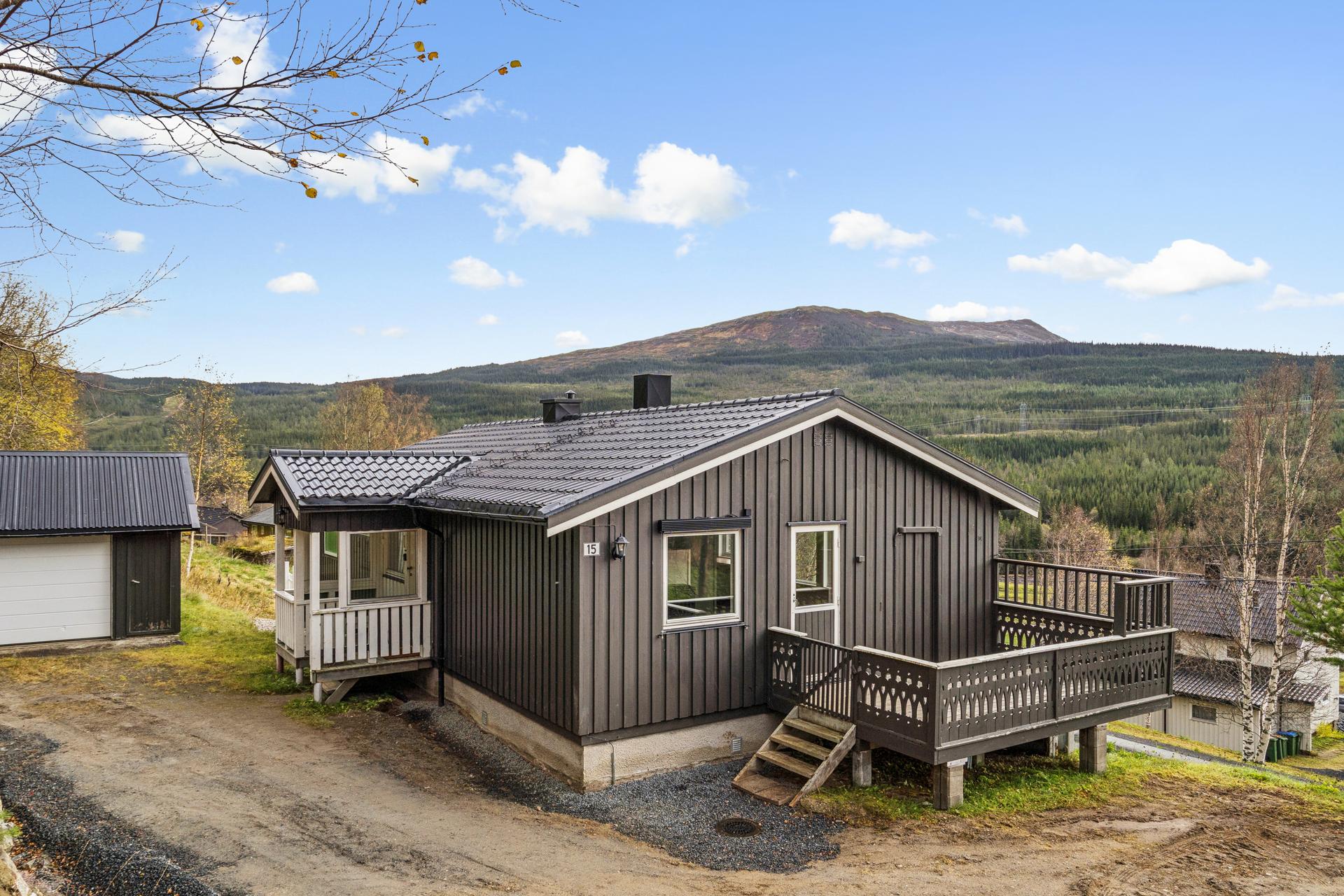 Frittliggende enebolig over to plan med landlig beliggenhet og flott utsikt mot fjellandskapet.. Bilde nummer 3 av 3