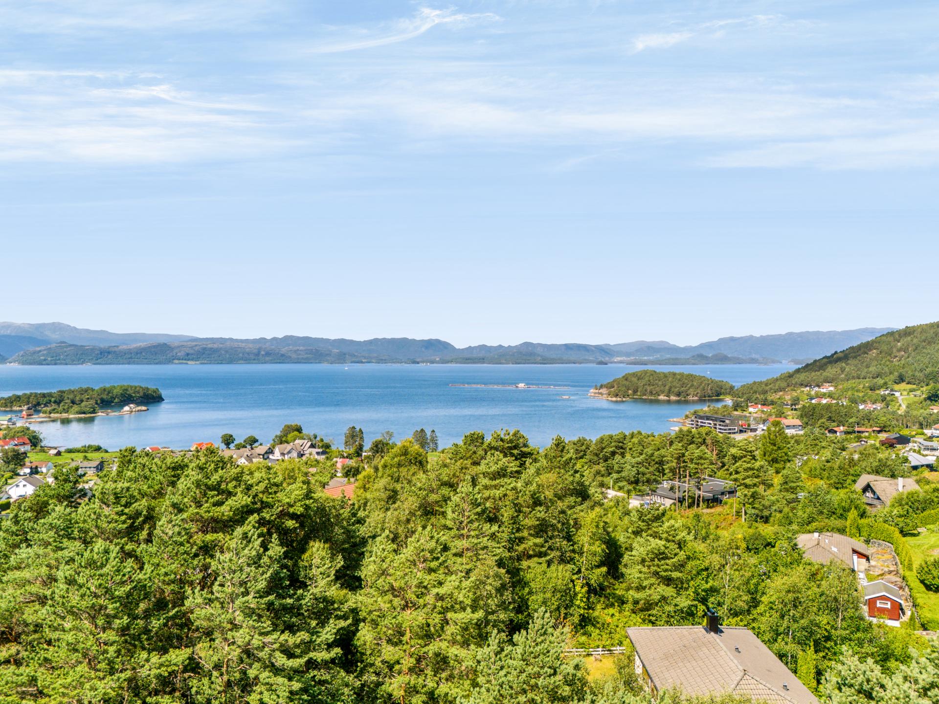 Eiendommen ligger i et grønt og rolig nabolag med nærhet til både skog, mark og fjord.. Bilde nummer 3 av 3